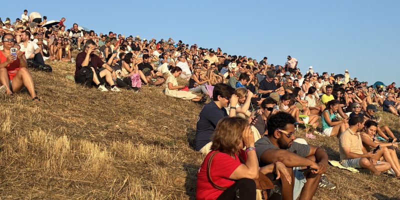 El Turó de Can Mates s'ha omplert per veure l'eclipsi. FOTO: TOT Sant Cugat