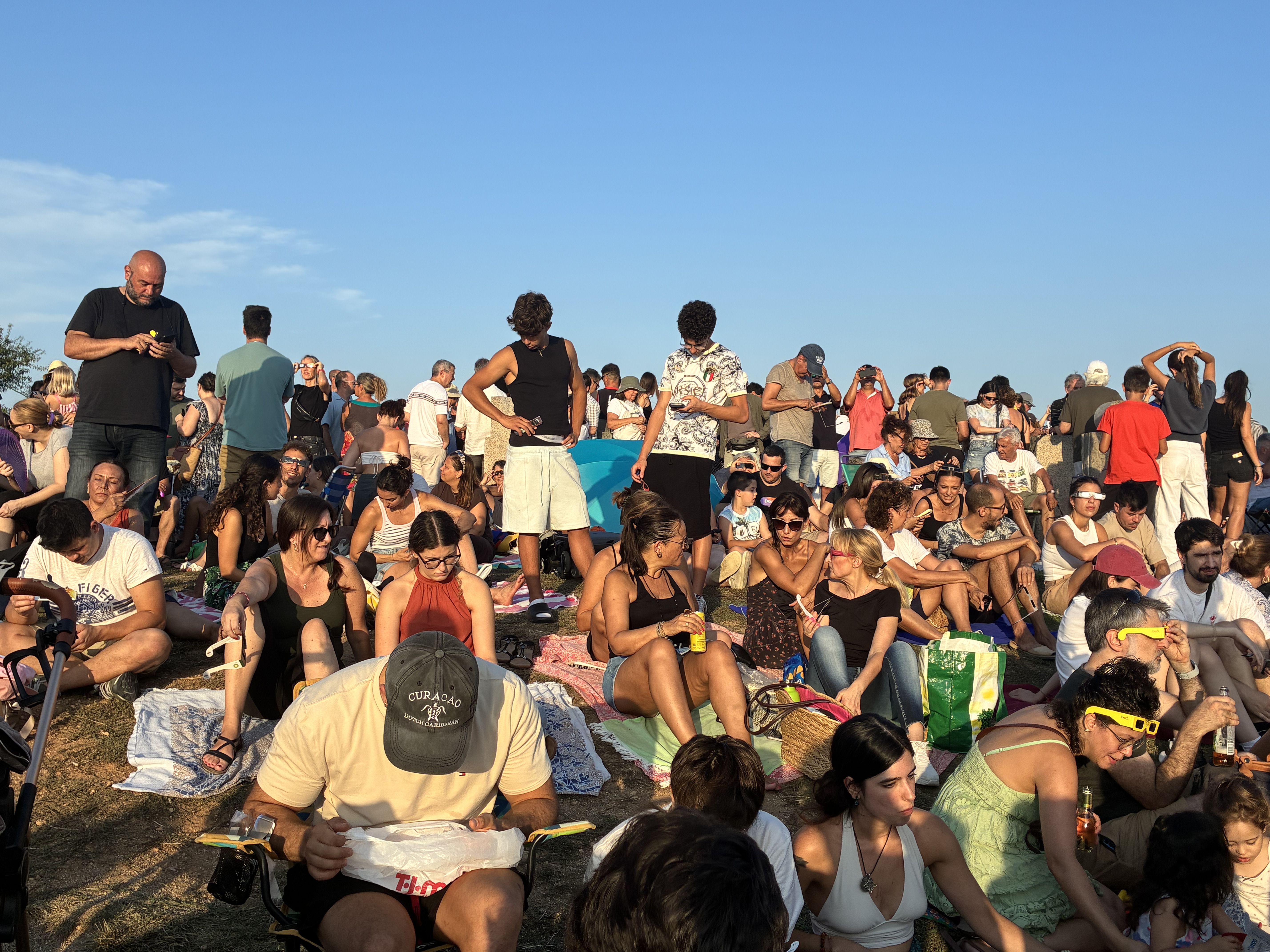 El Turó de Can Mates s'ha omplert per veure l'eclipsi. FOTO: TOT Sant Cugat