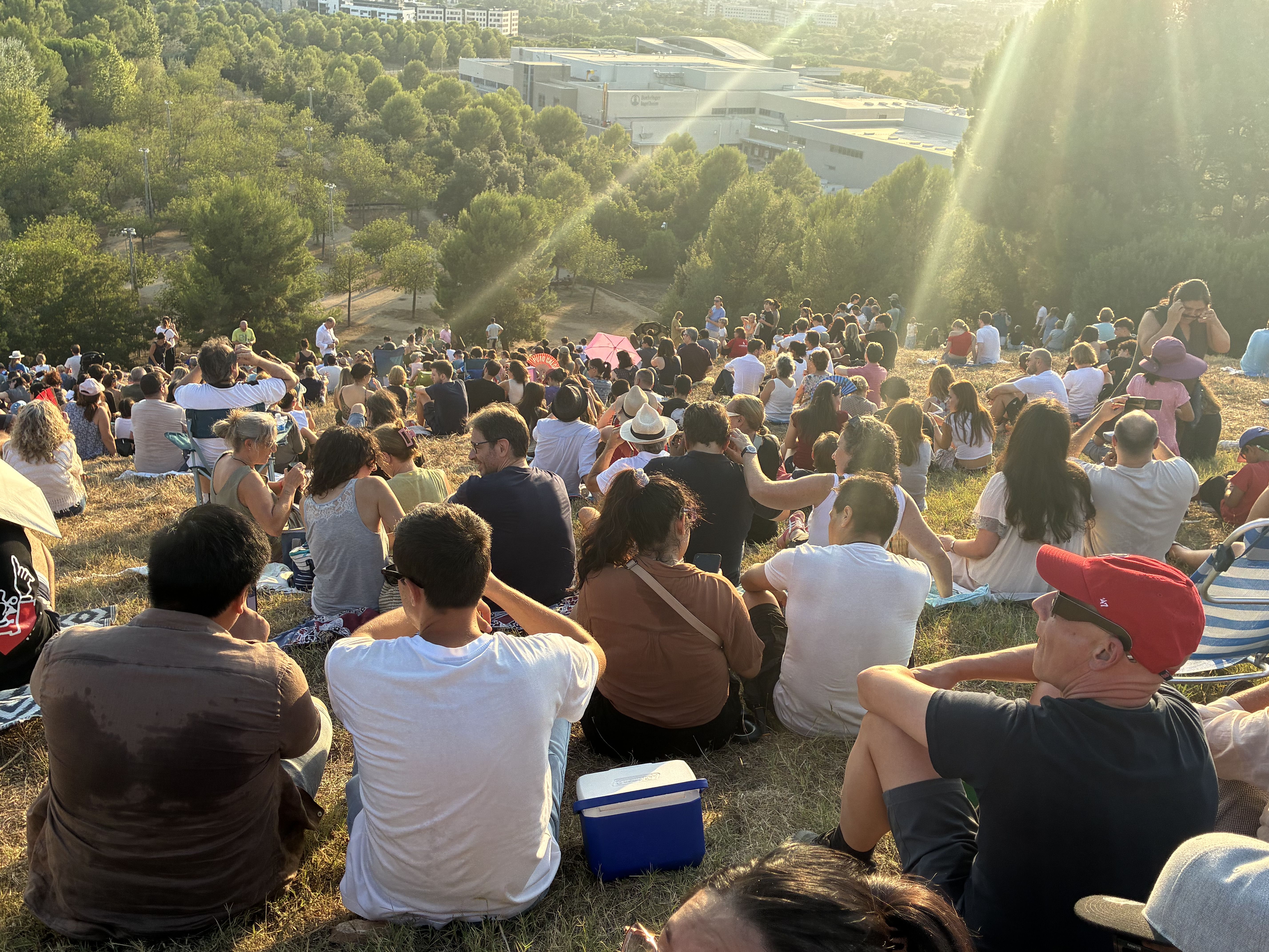 El Turó de Can Mates s'ha omplert per veure l'eclipsi. FOTO: TOT Sant Cugat