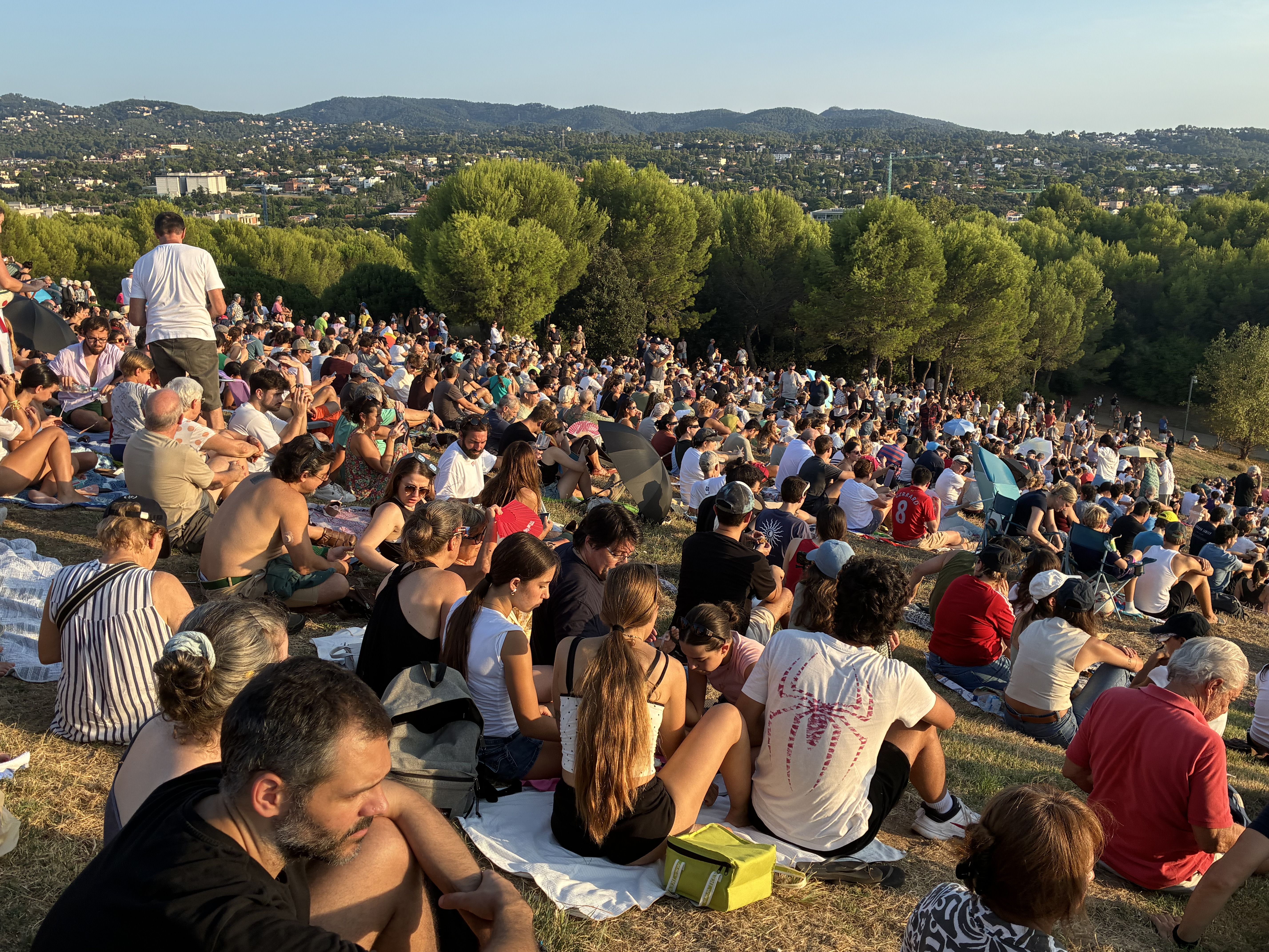 El Turó de Can Mates s'ha omplert per veure l'eclipsi. FOTO: TOT Sant Cugat