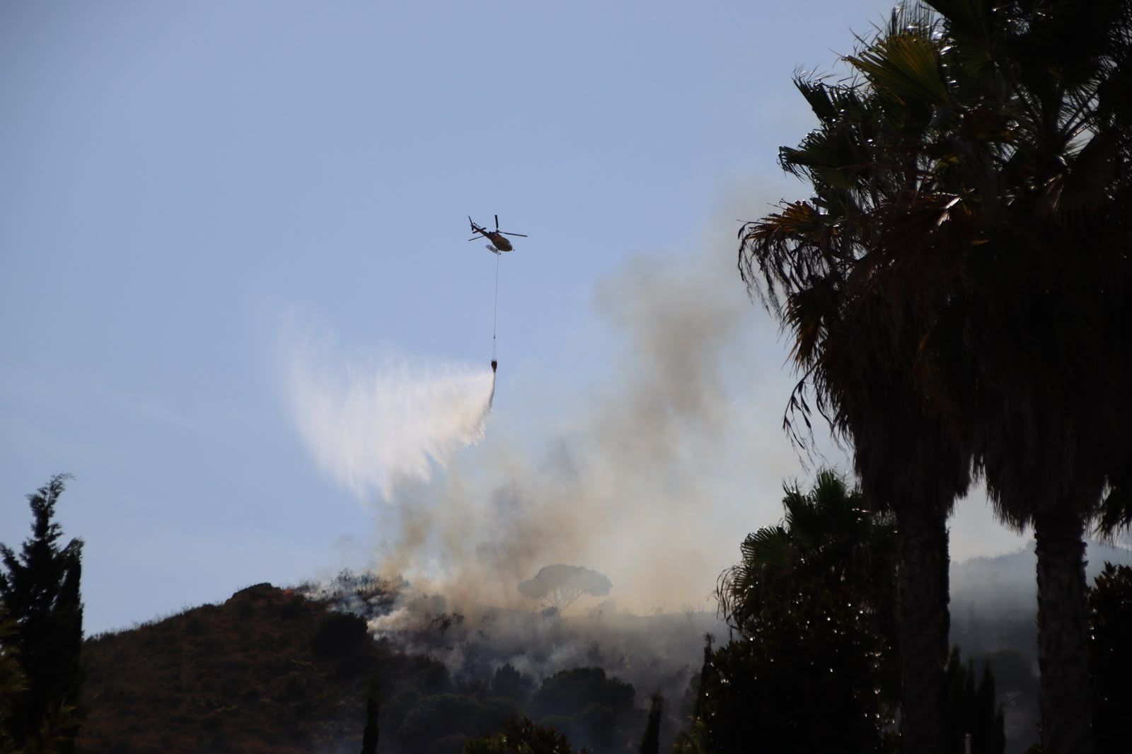 Un helicòpter durant els treballs d'extinció del foc de Collserola  FOTO: ACN