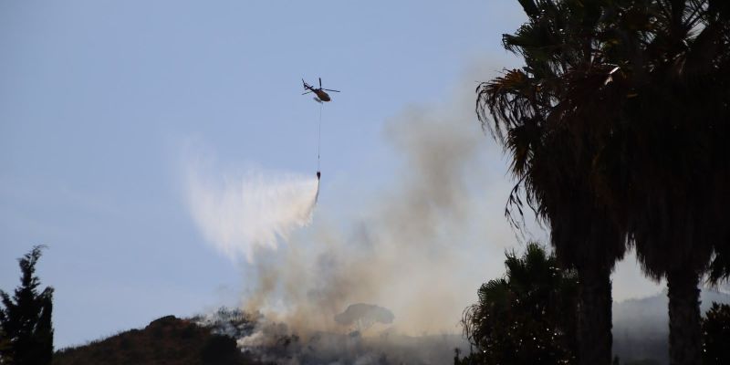 Un helicòpter durant els treballs d'extinció del foc de Collserola  FOTO: ACN