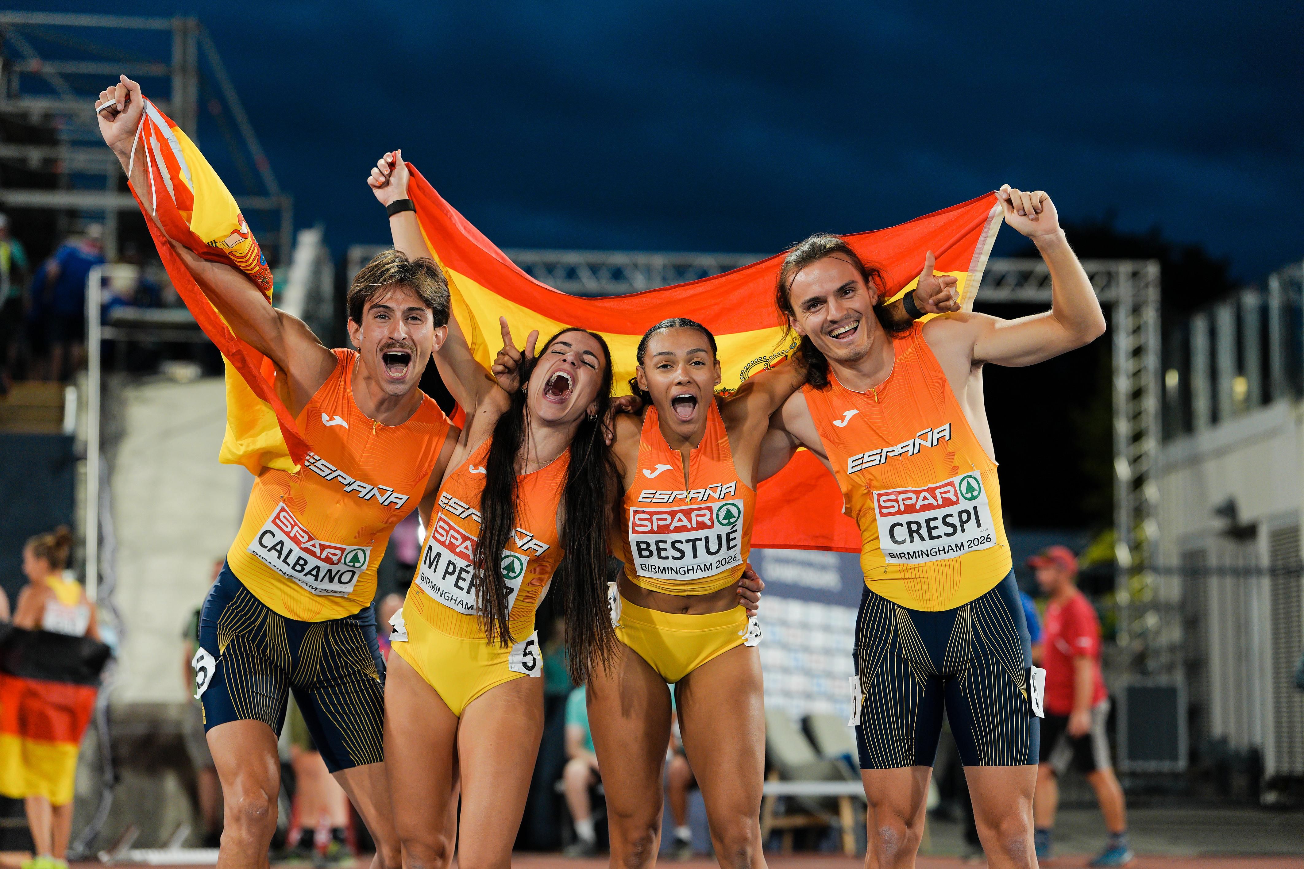 L'equip del relleu mixt, amb Bestué a la dreta FOTO: Federació Espanyola d'Atletisme