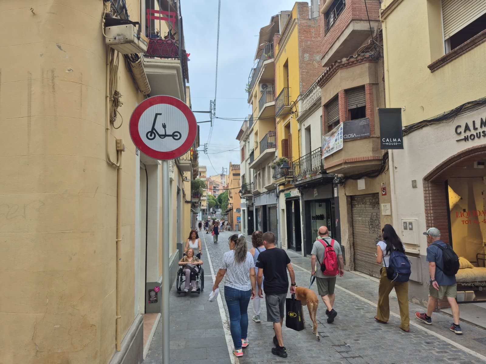 Nou senyal de prohibit patinets al carrer de Santa Maria FOTO: TOT Sant Cugat