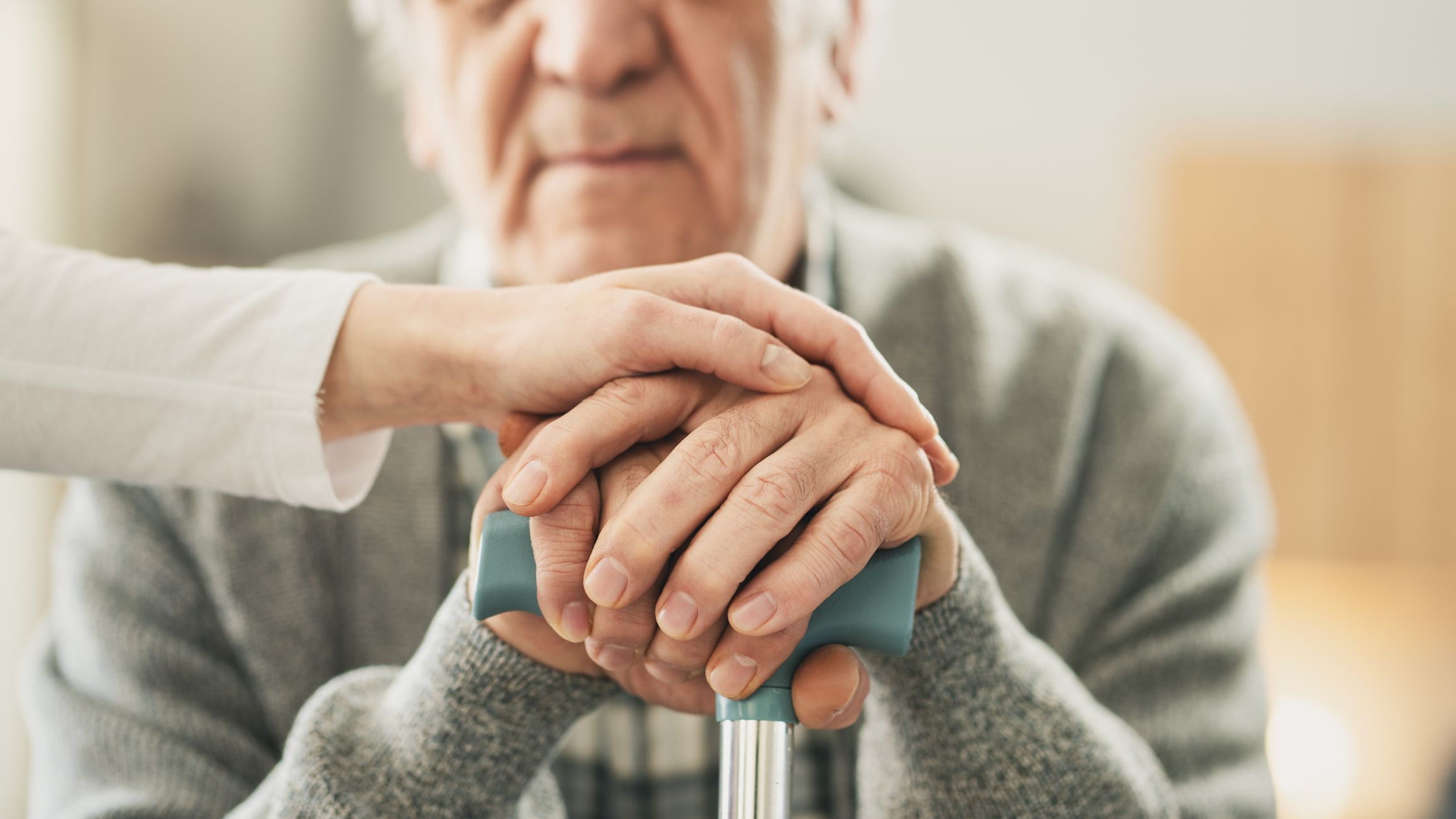 La soledat és una de les realitats més invisibles que viuen moltes persones cuidadores de familiars amb Alzheimer. FOTO: Cedida