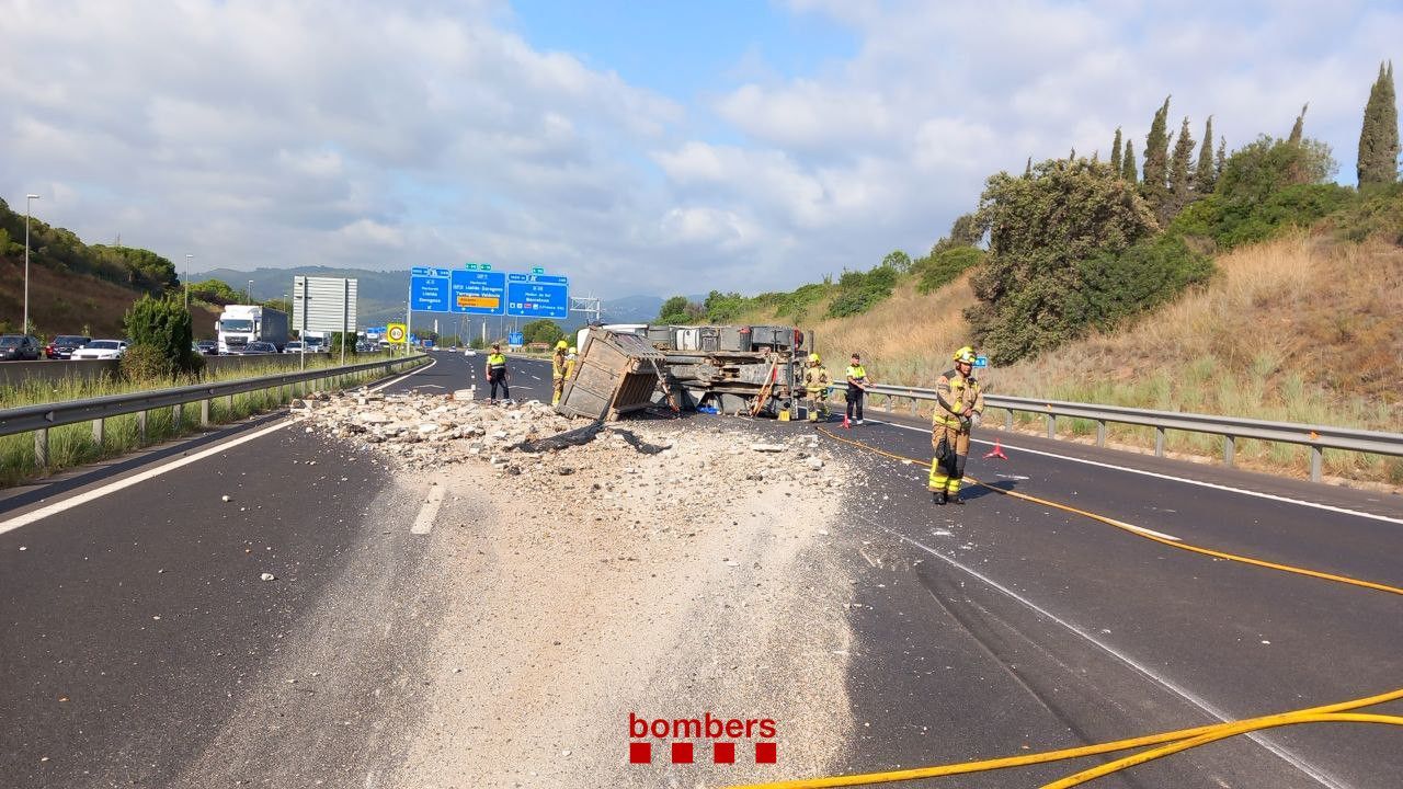 L'accident d'un camió a l'AP-7 FOTO: Bombers