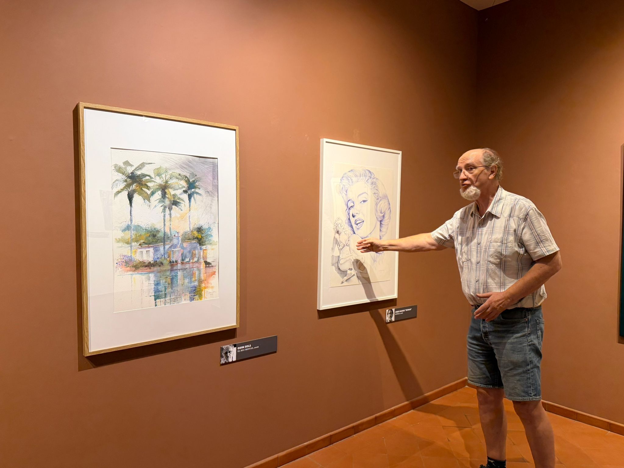 Frederic Cabanas mostra dues de les obres que hi haurà en l'exposició 'Pintors per la Marilyn'. FOTO: TOT Sant Cugat