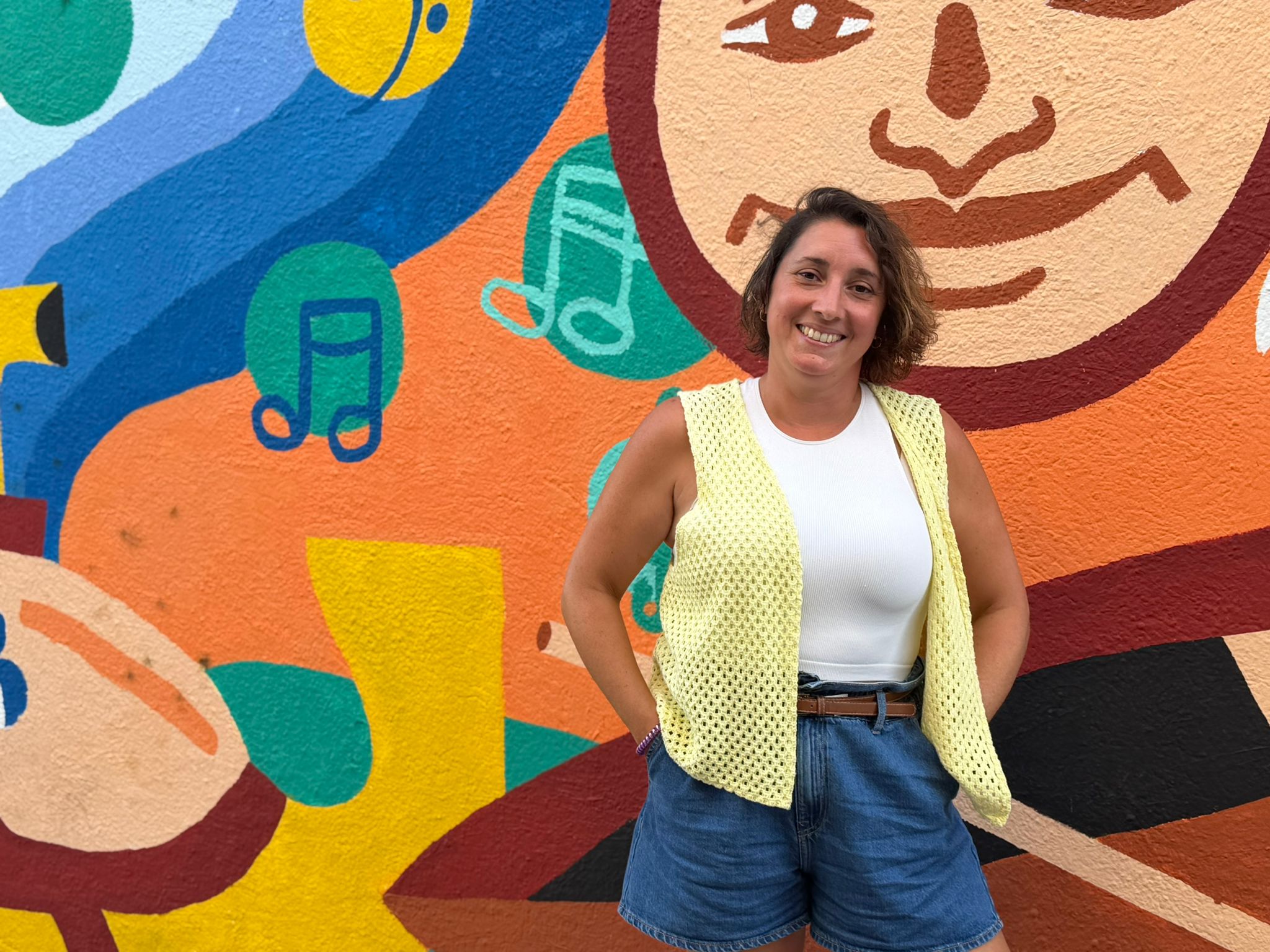 Alba Peña, nova presidenta de la Coordinadora d'AFAs de Sant Cugat, en el Mural de Vida que el·laboren les escoles públiques a la Llar d'Avis de la Parròquia de Sant Cugat. FOTO: TOT Sant Cugat 