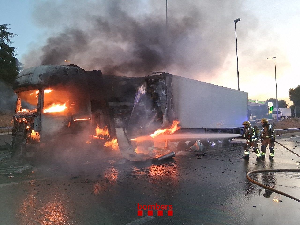 El camió incendiat FOTO: Bombers