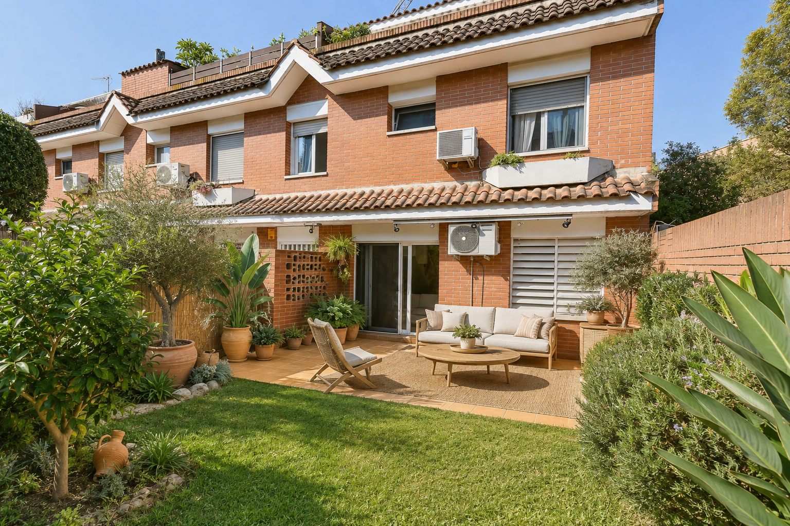 Encisadora planta baixa dúplex amb jardí privat a Rubí disponible a Amat Immobiliaris. FOTO: Cedida