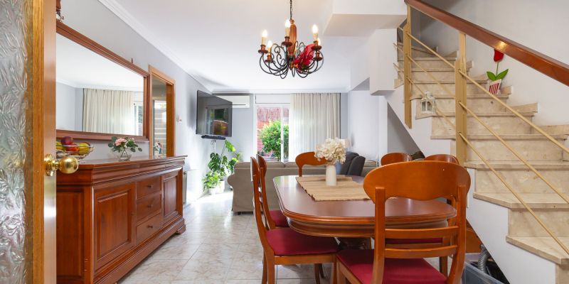 Saló-menjador de la planta baixa dúplex amb jardí privat a Rubí disponible a Amat Immobiliaris. FOTO: Cedida