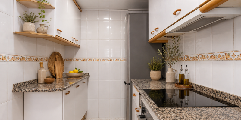 Cuina de la planta baixa dúplex amb jardí privat a Rubí disponible a Amat Immobiliaris. FOTO: Cedida