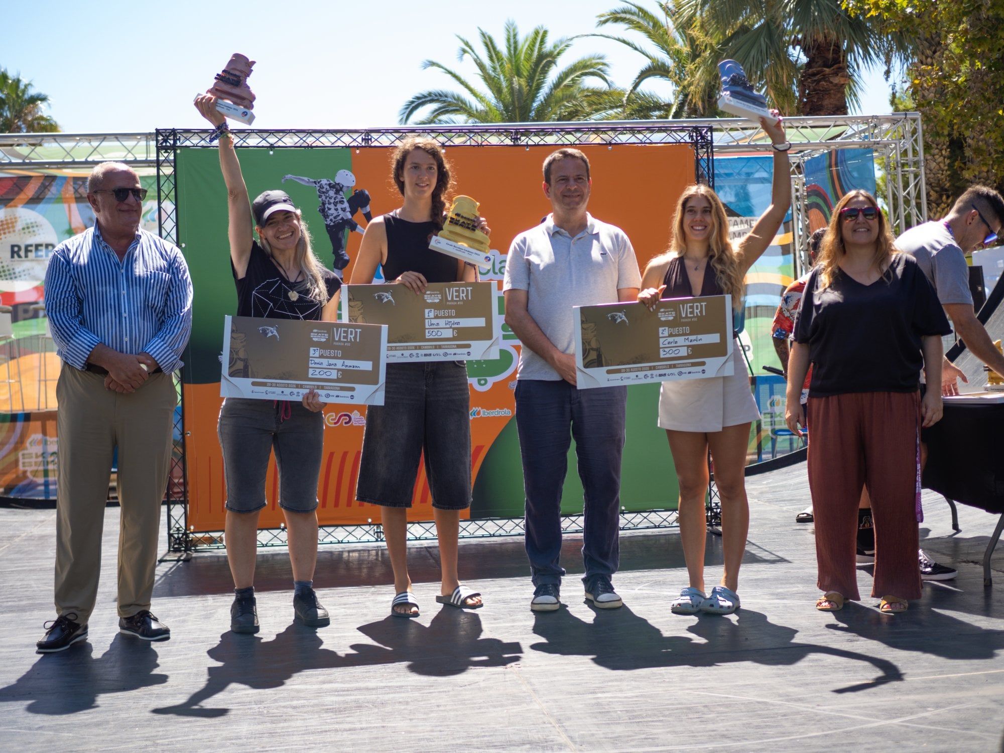 Uma Hijdra, al centre de la imatge, guanyadora de les Iberdrola Skate Series de Cambrils. FOTO: Cedida