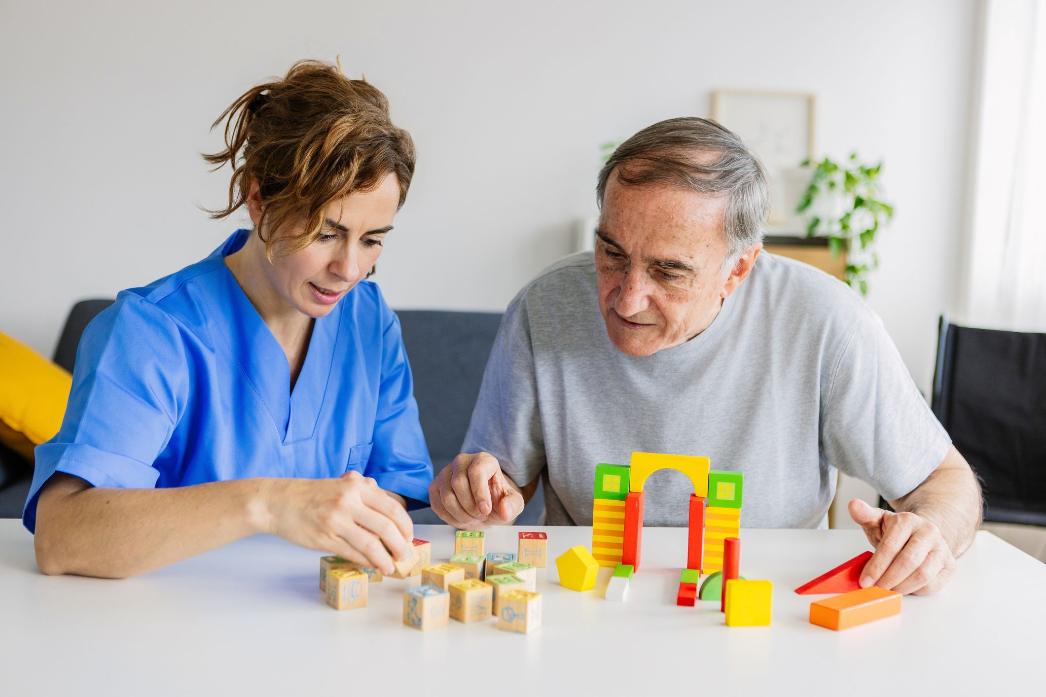 En les persones amb Alzheimer, la capacitat de raonar es veu afectada pel deteriorament de les neurones. FOTO: Cedida