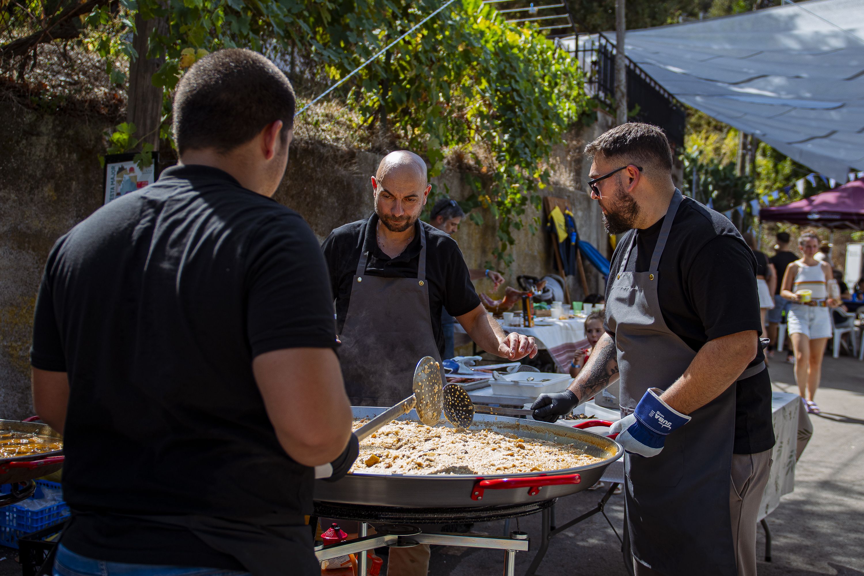 Paellada popular de la Festa Major de la Colònia Montserrat de Valldoreix. FOTO: Pol Rodríguez (TOT Sant Cugat)