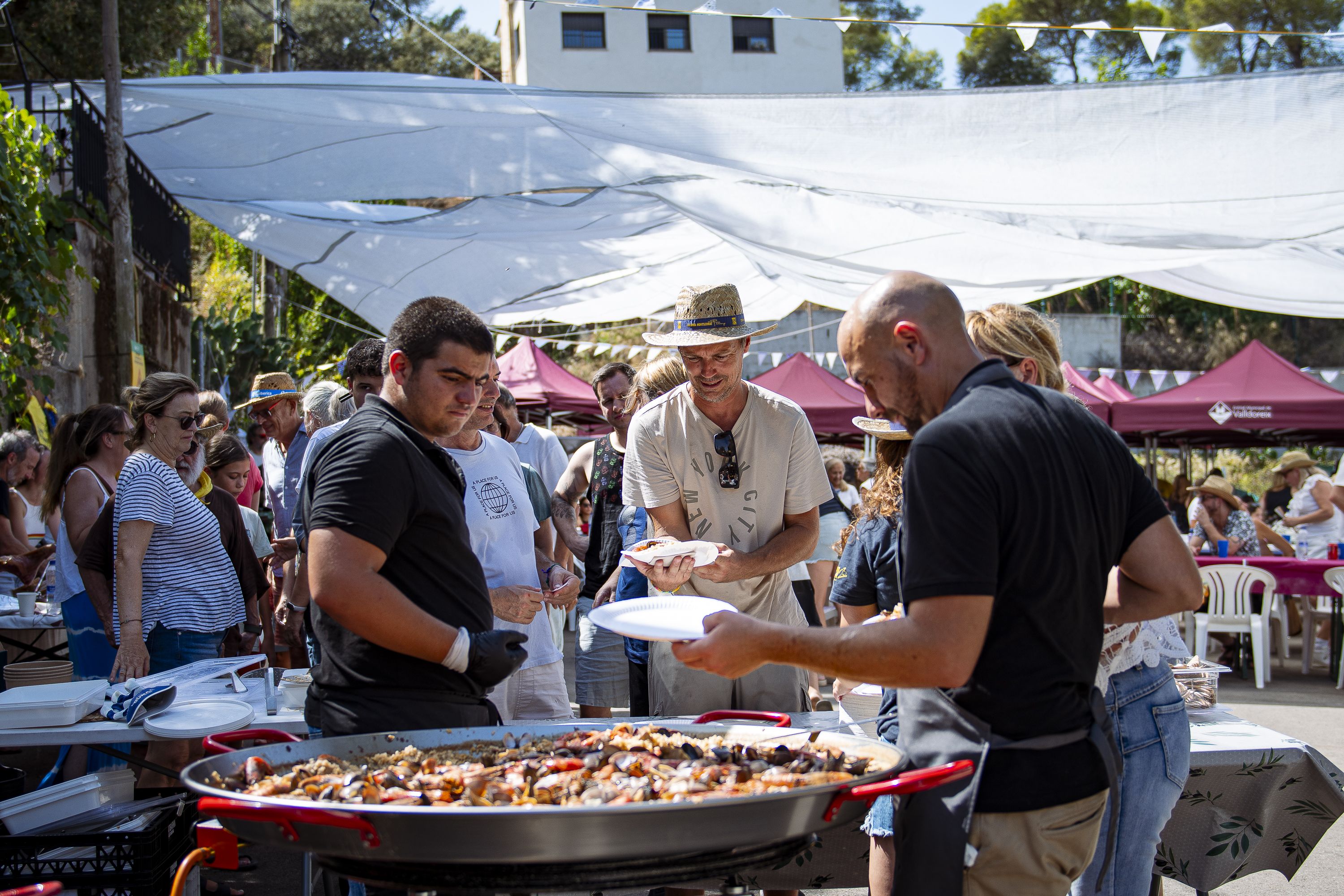 Paellada popular de la Festa Major de la Colònia Montserrat de Valldoreix. FOTO: Pol Rodríguez (TOT Sant Cugat)