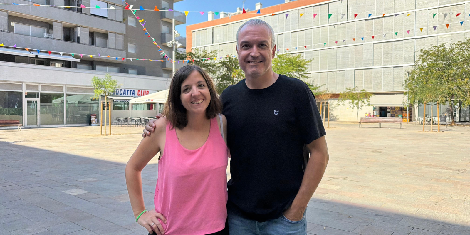 Patrícia Nicolau i Jordi Abel a la plaça Rabassaires de Volpelleres. FOTO: TOT Sant Cugat.