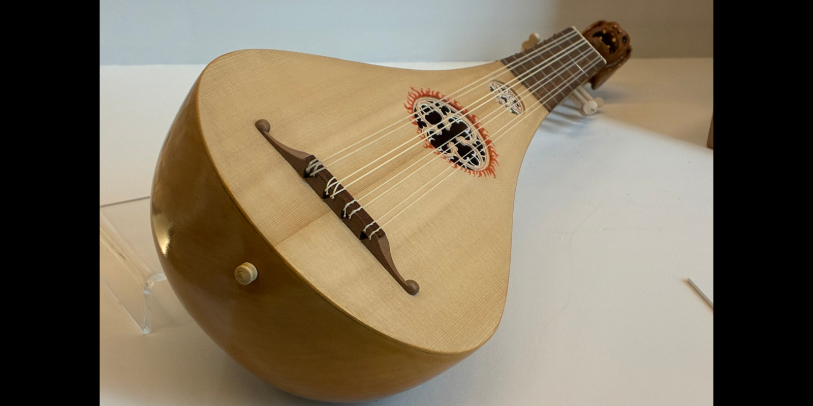 La guiterna del retaule de Pere Serra, reconstruïda per Asier Benito. FOTO: TOT Sant Cugat