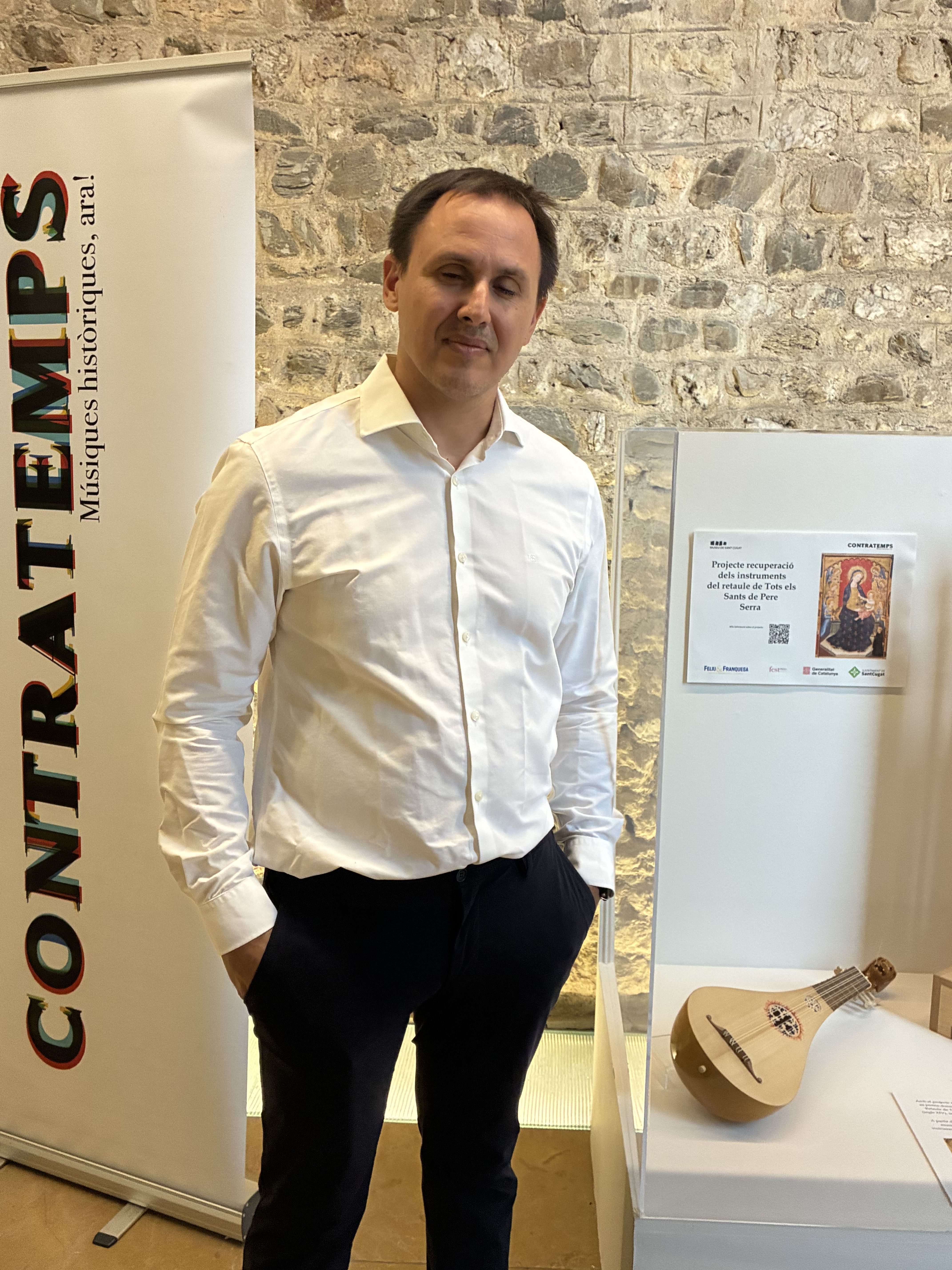 El cofundador del Festival Contratemps amb la guiterna. FOTO: TOT Sant Cugat