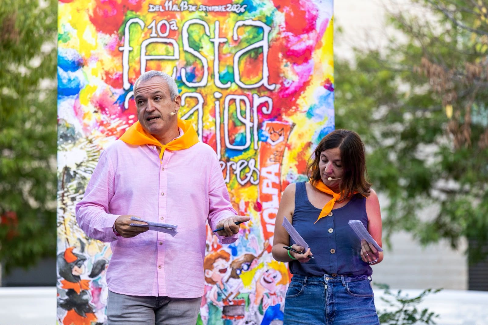 Jordi Abel i Patrícia Nicolau, presidents sortints de les AFEs de l’Olivera i La Mirada, en el pregó de la Festa Major de Volpelleres. FOTO: Ajuntament