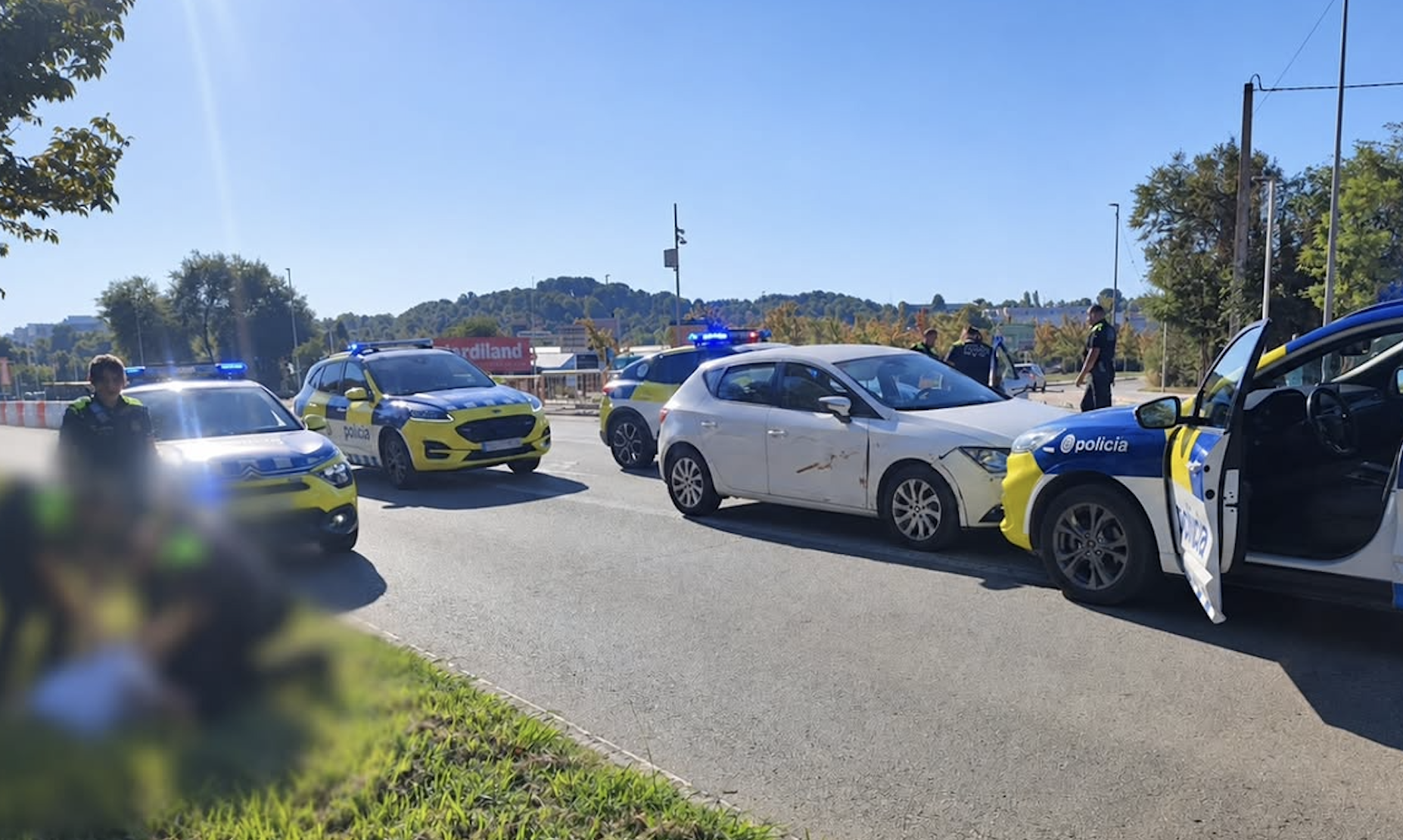 La Policia Local deté 2 persones pel robatori d'un vehicle. FOTO: @plsantcugat