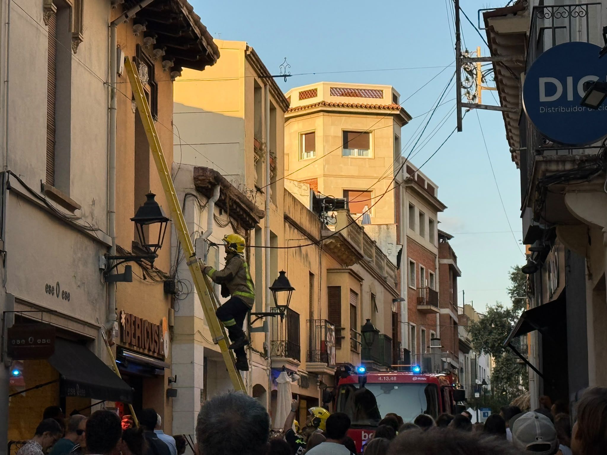 Els Bombers netejant la façana FOTO: TOT
