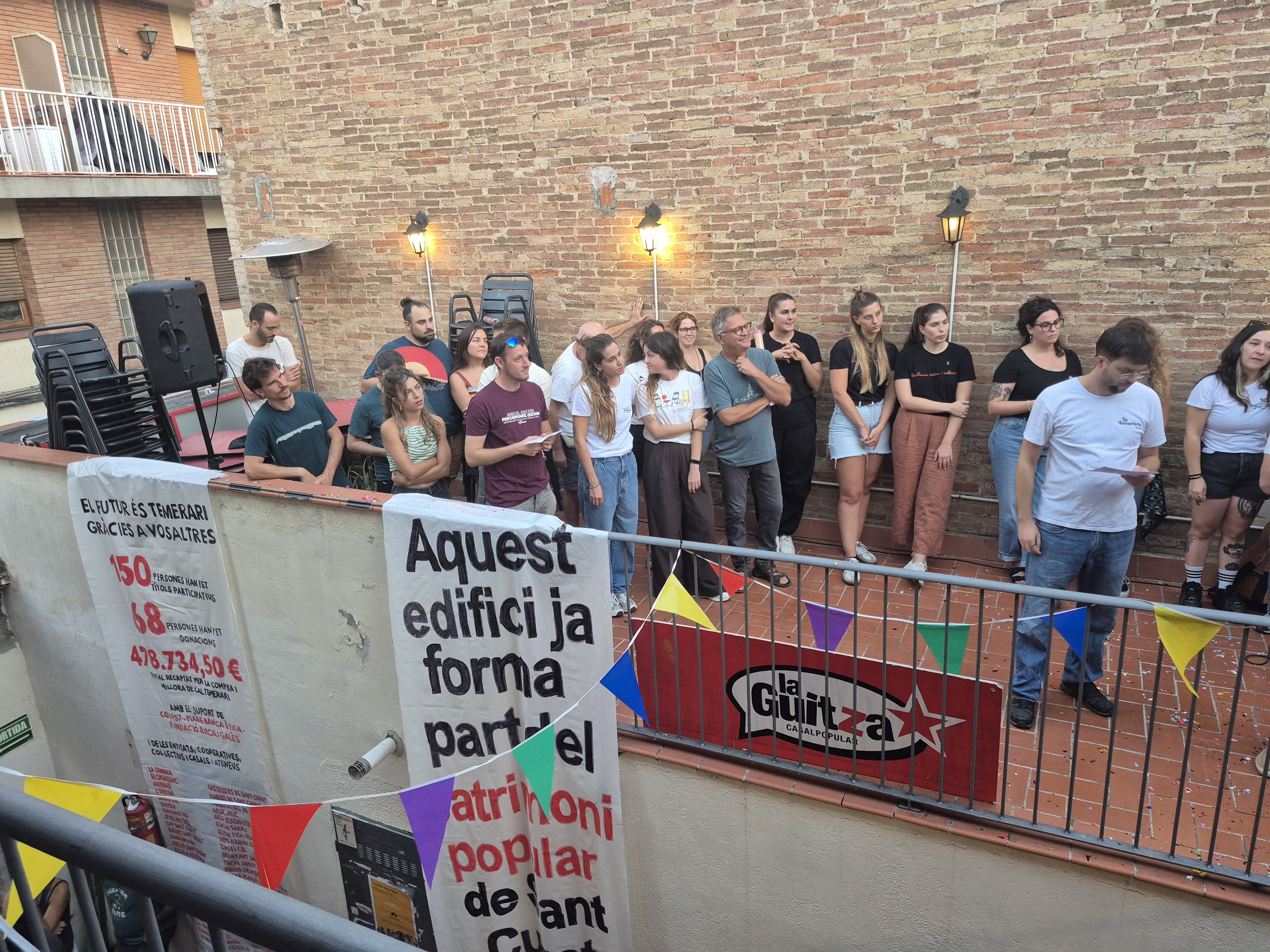 Celebració a Cal Temerari per la compra de l'edifici FOTO: TOT