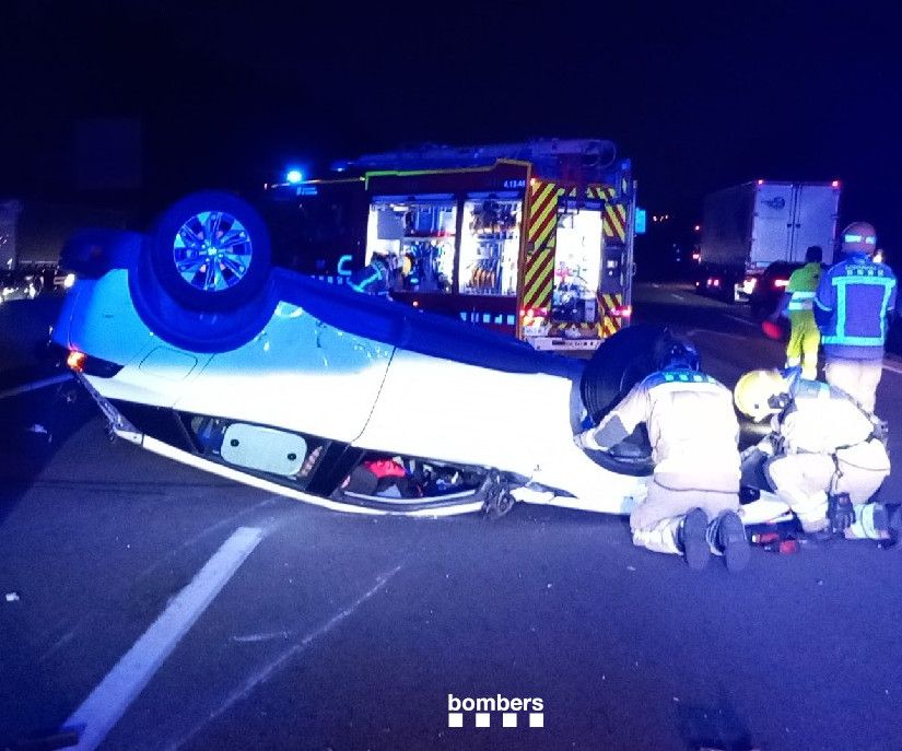 Un cotxe ha bolcat a l'accident FOTO: Bombers
