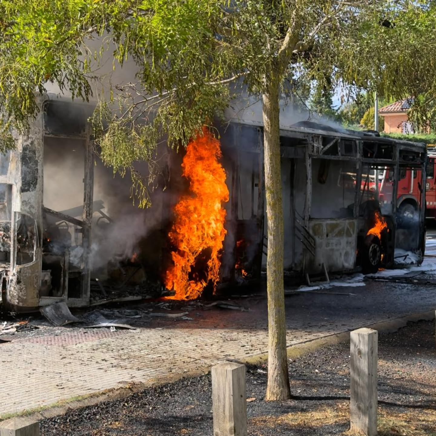 Imatge de l'autobús incendiat. FOTO: Policia Local