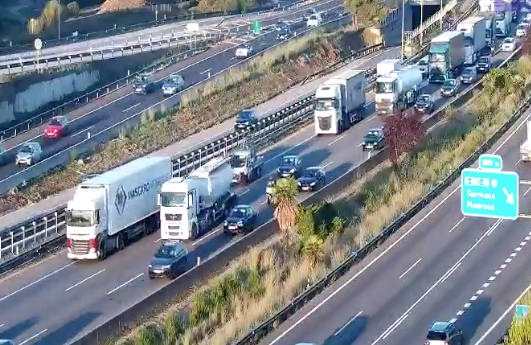 El camió accidentat al mig de l'autopista FOTO: Trànsit