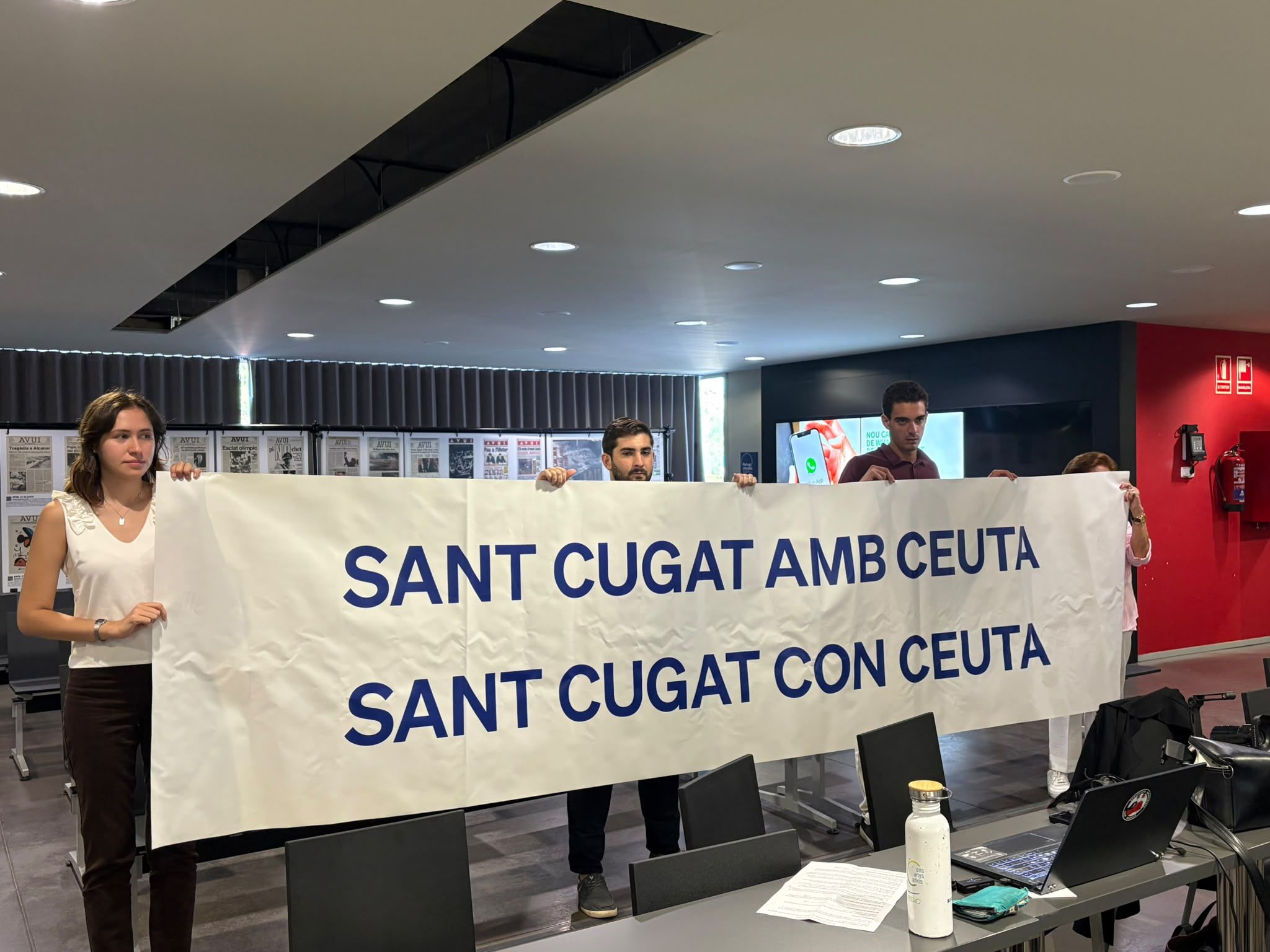 Membres de Nuevas Generacions del PP despleguen una pancarta de suport a Ceuta durant el ple municipal. FOTO: À. Guinó (TOT Sant Cugat)