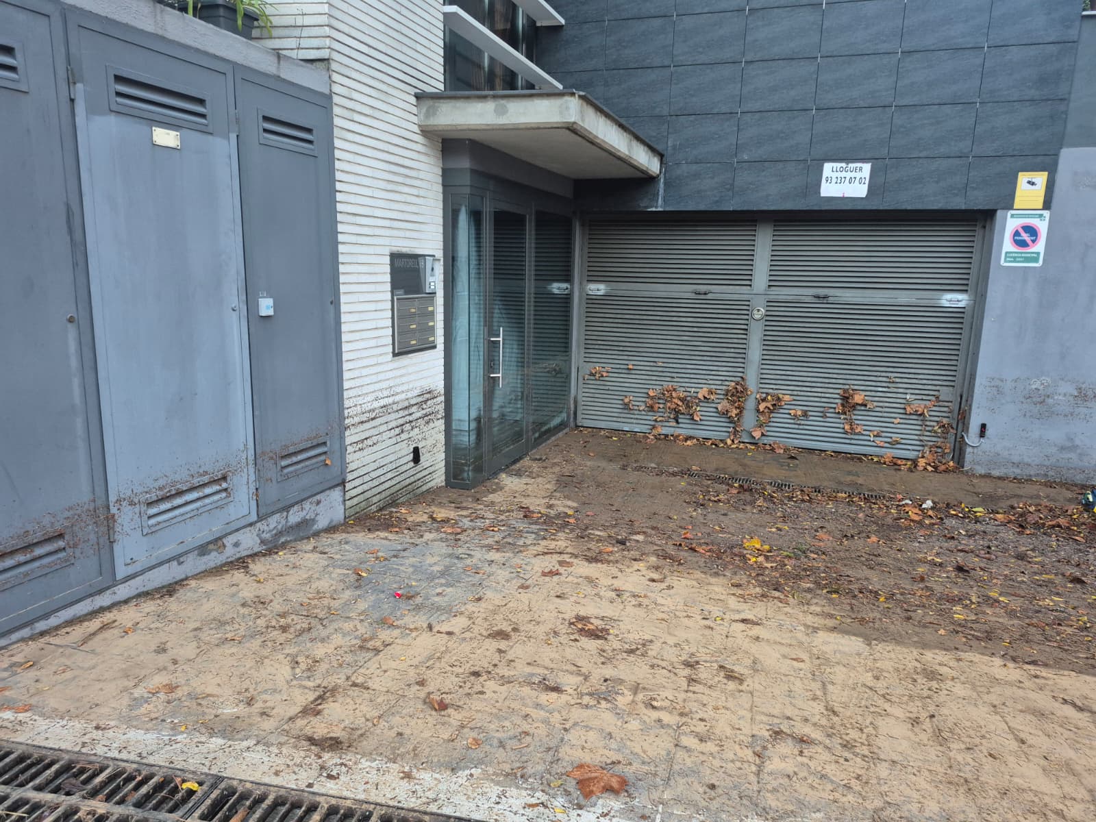 Nivell que va assolir l'aigua en un bloc de pisos del costat del pont del carrer de Martorell FOTO: TOT Sant Cugat