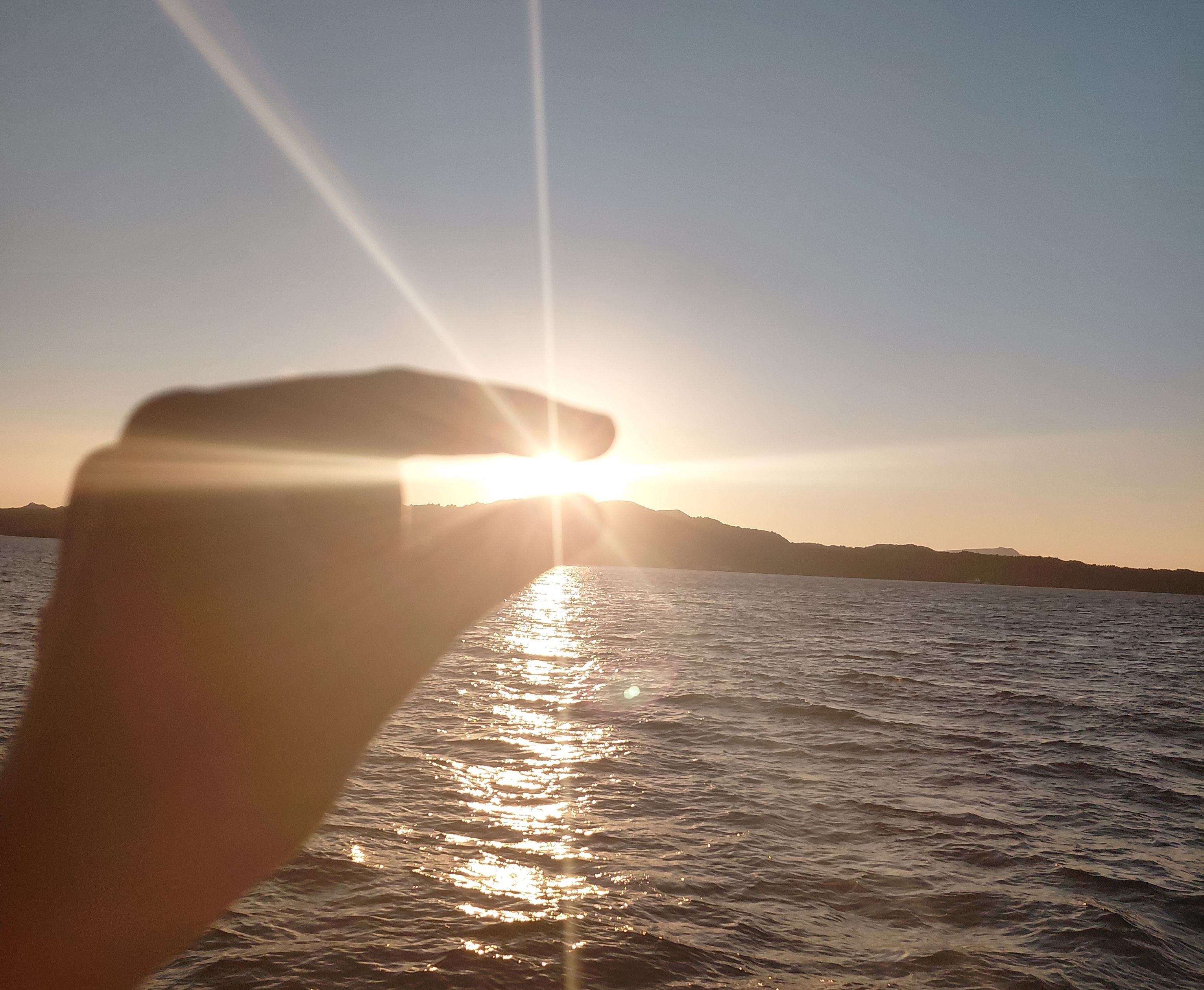 Amb el sol en les meves mans · Santorini, Grècia FOTO: Mia Cabedo Coll