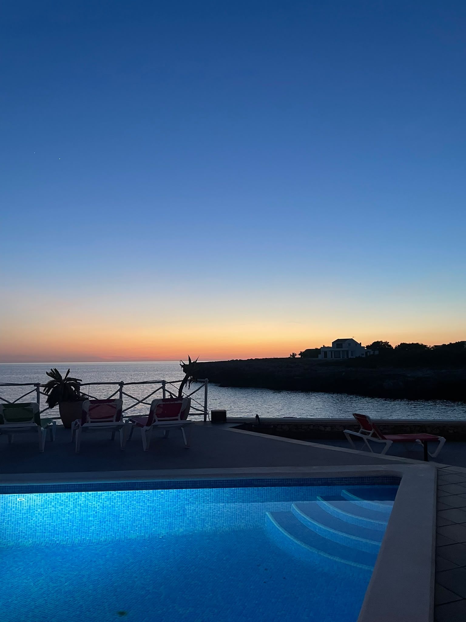 Blau de capvespre · Cala Blanca, Menorca FOTO: Joan Capel Hernández