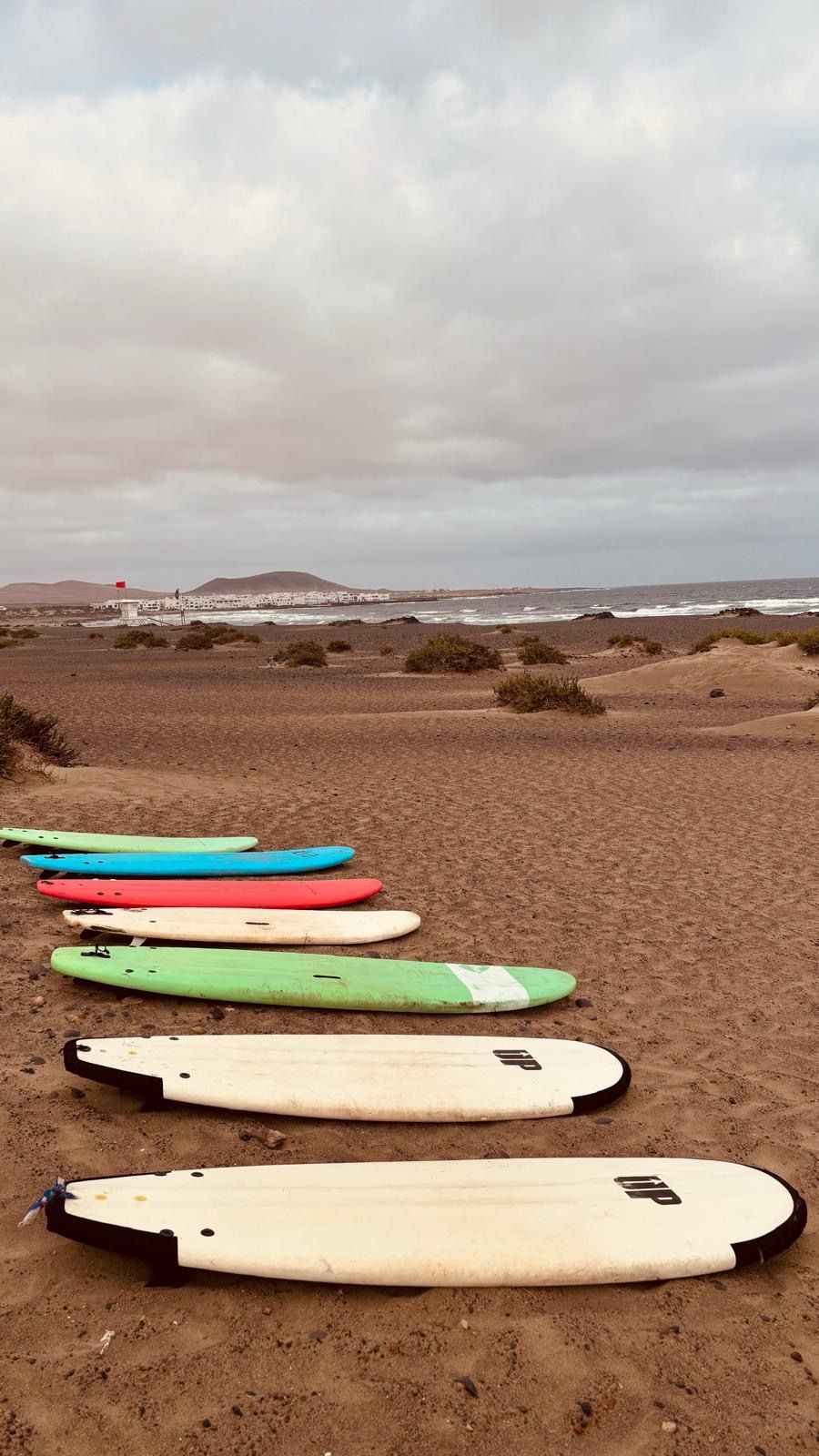 Casal de Surf · Platja de Famara, Lanzarote FOTO: Pepe García Marsà