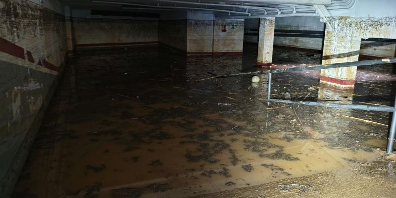 De nou un parquing del carrer de Sant Jordi inundat per la pluja. FOTO: Cedida
