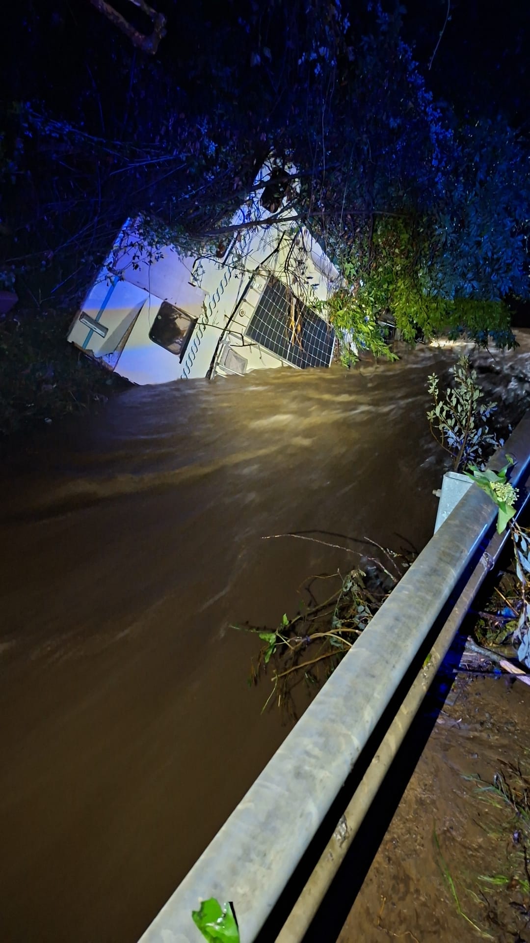 Una autocaravana és arrossegada per la riera. FOTO: Cedida