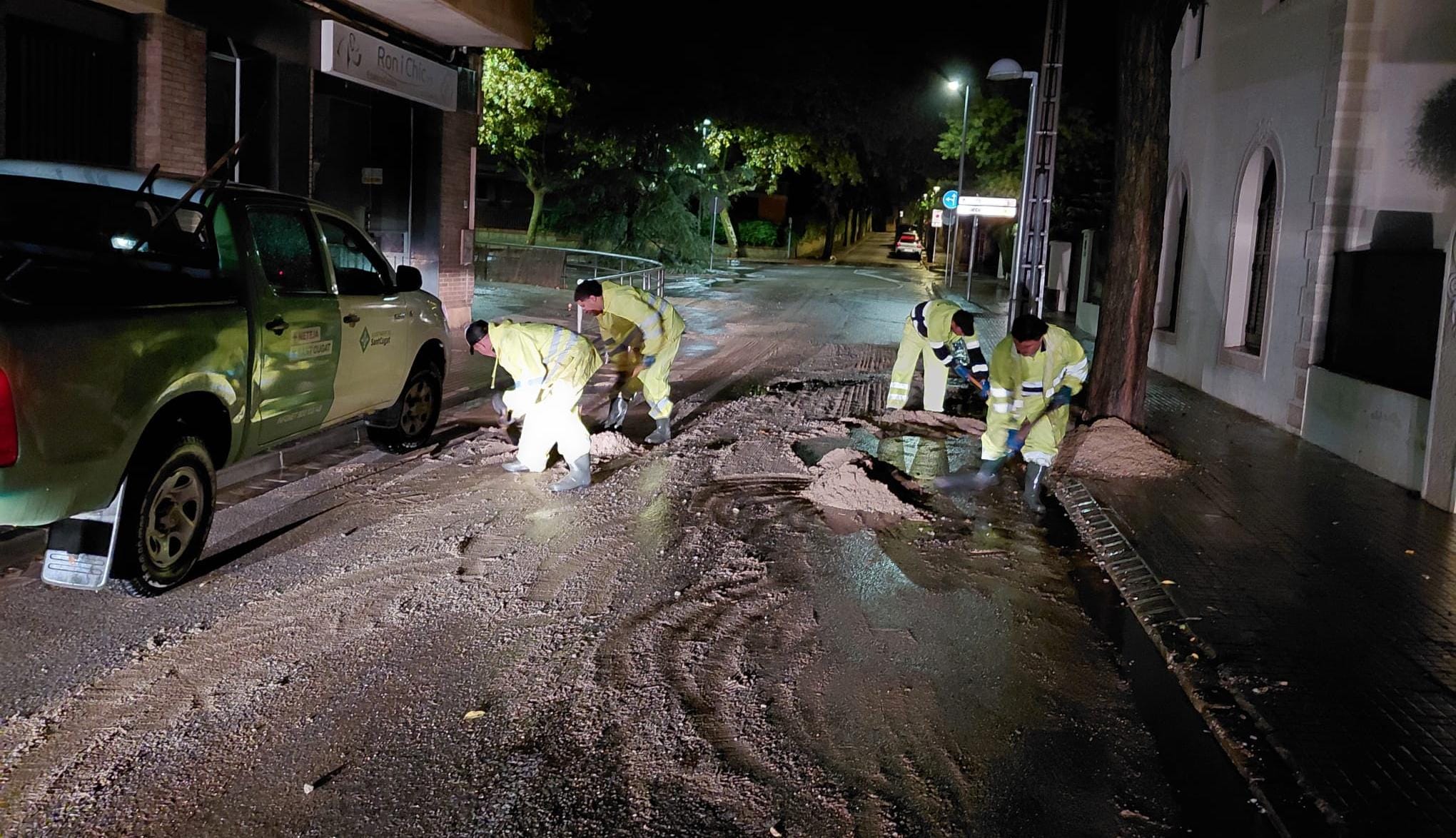 La brigada de la neteja en un dels carrers afectats per la pluja. FOTO: Ajuntament