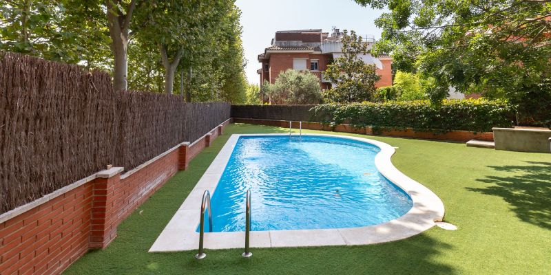 Piscina de la planta baixa del Parc Central disponible a AMAT Immobiliaris. FOTO: Cedida