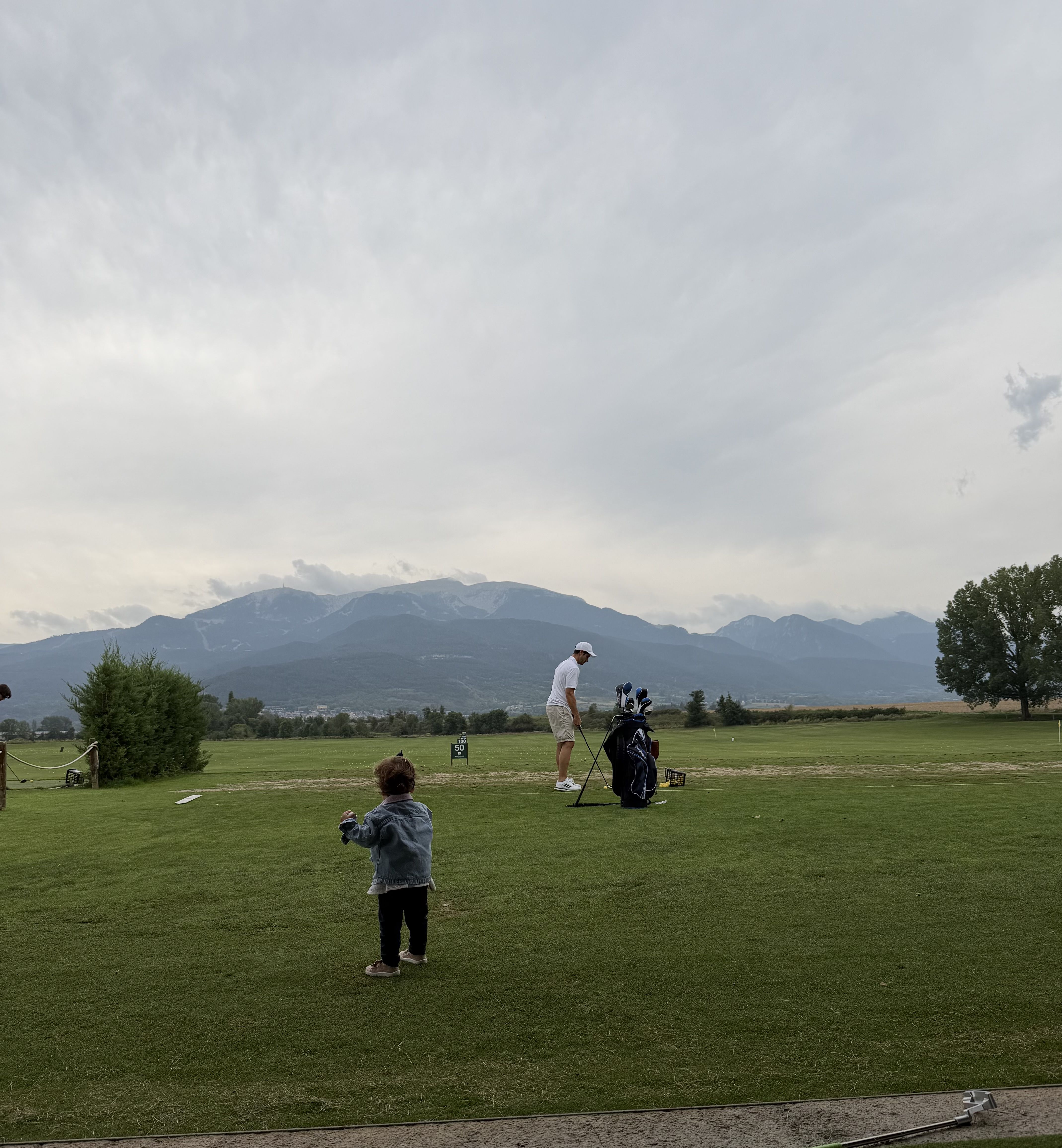Compartint hobbies pare i filla a l’estiu · Golf de Fontanals, Cerdanya FOTO: Albert Sole Dominguez
