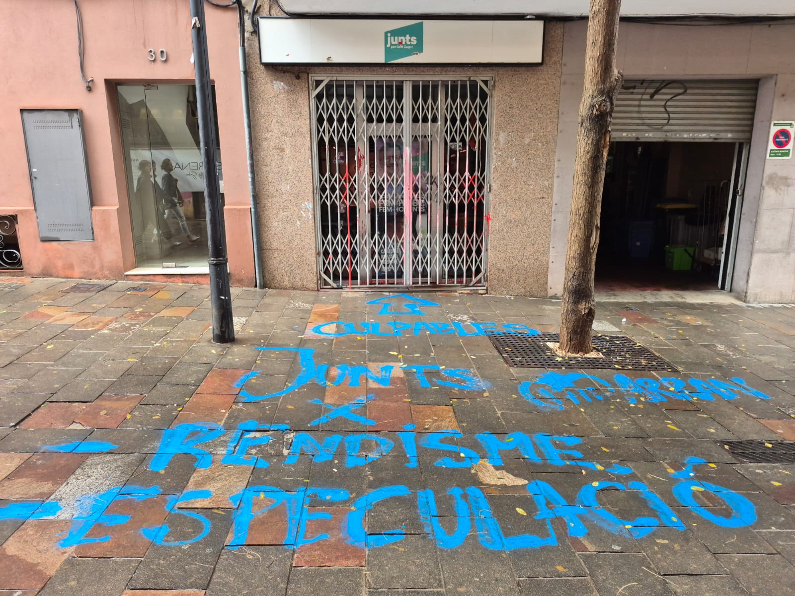 La seu de Junts ha aparegut amb pintades aquest dilluns, 5 d'octubre FOTO: TOT Sant Cugat