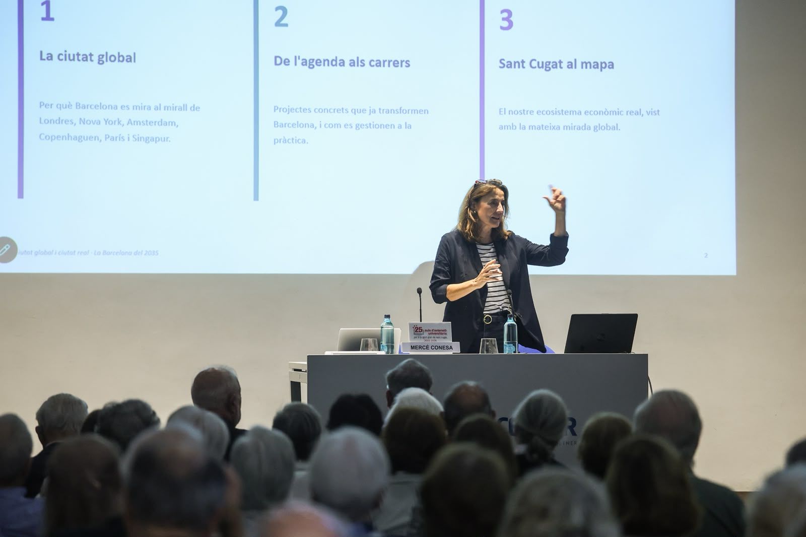 Mercè Conesa, durant la conferència inaugural del curs 2026-2027 de l'Aula d'Extensió Universitària de Sant Cugat. FOTO: Ajuntament