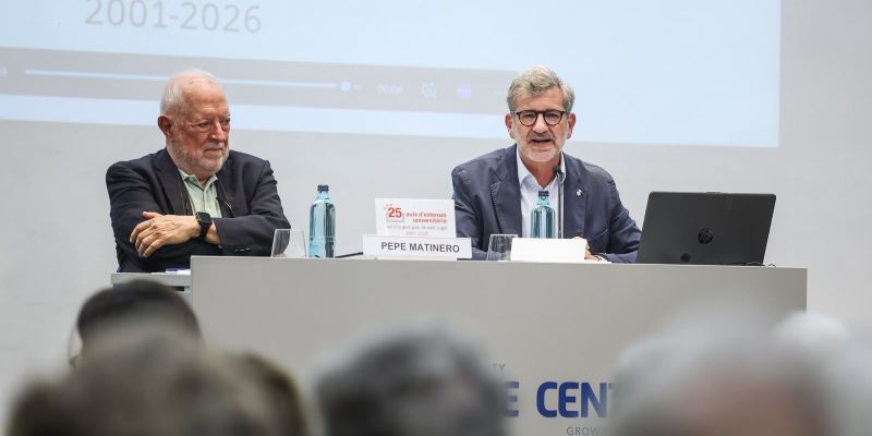 El president de l'Aula d'Extensió Universitària de Sant Cugat, Pepe Matinero, amb l'alcalde de Sant Cugat, Josep Maria Vallès. FOTO: Ajuntament