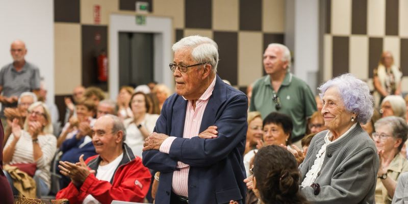 Durant l'homenatge als voluntaris de l'Aula d'extensió universitària de Sant Cugat. AJuntament