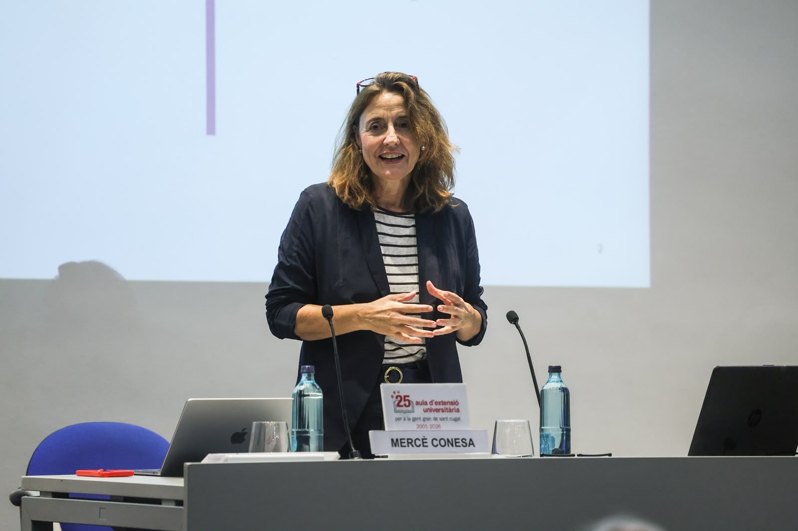 Mercè Conesa, durant la conferència inaugural del curs 2026-2027 de l'Aula d'Extensió Universitària de Sant Cugat. FOTO: Ajuntament