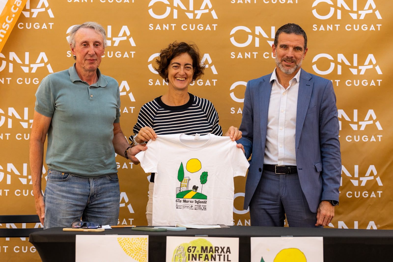 Jaume Llugany, president del Club Muntanyenc Sant Cugat, Núria Escamilla, regidora d'Esports, i David Gómez, director d'ONA Sant Cugat, en la presentació de la 67a Marxa Infantil de la Regularitat, d'esquerra a dreta. FOTO: Ajuntament