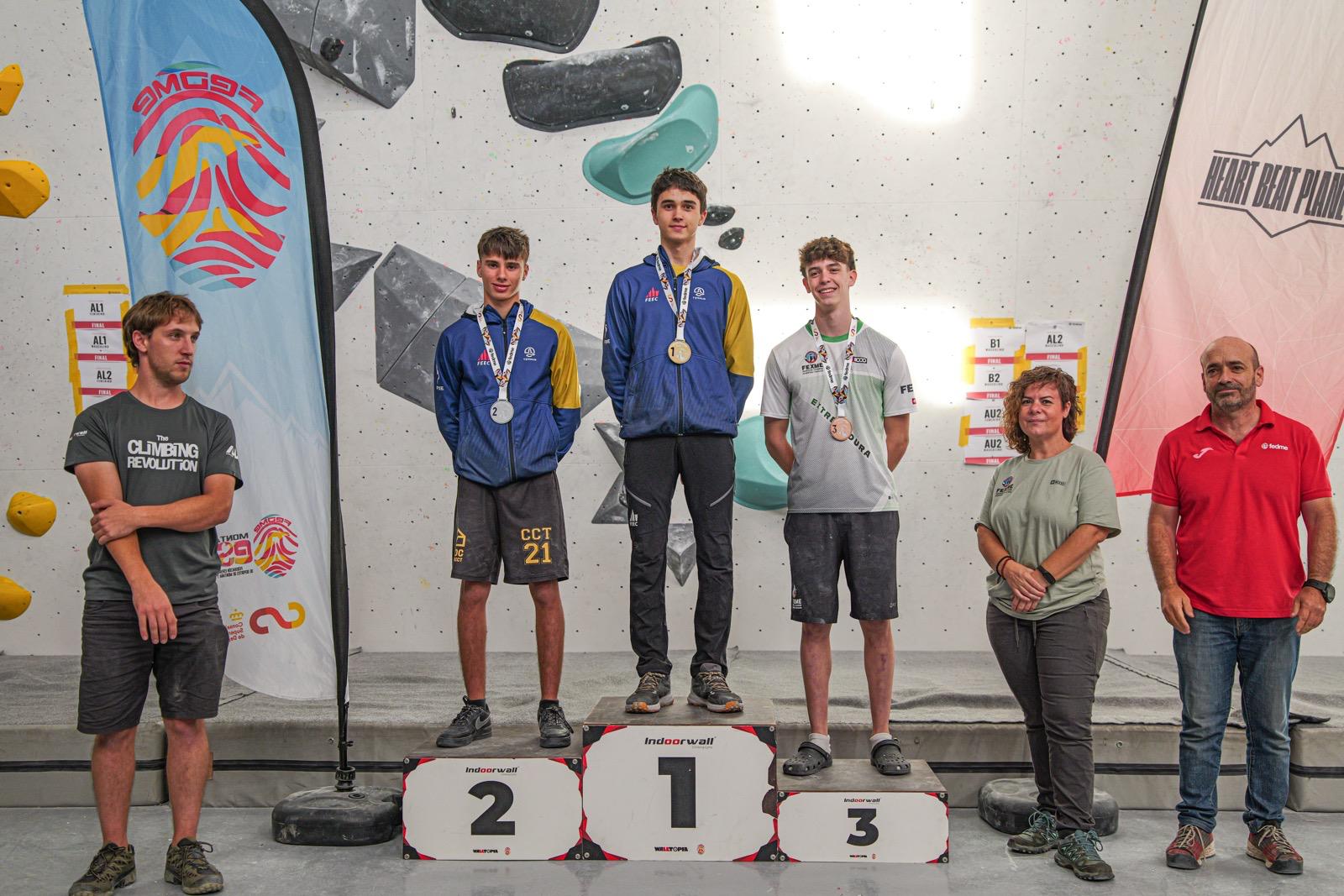 L'escalador Biel Serra (centre), del Club Muntanyenc Sant Cugat, al podi del Campionat d'Espanya d'escalada de bloc sub-17. FOTO: Cedida