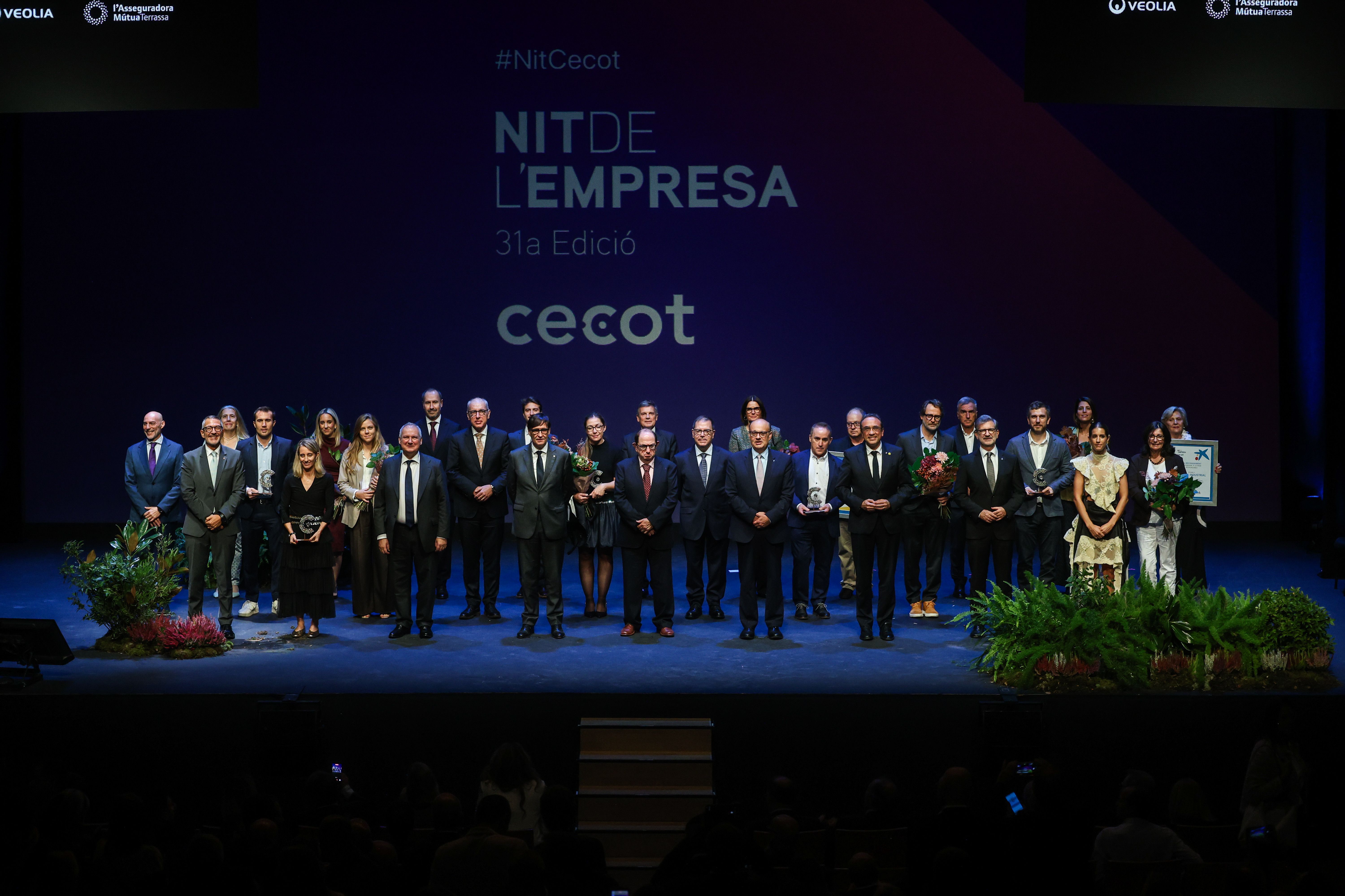 Foto de família de les institucions i dels guardonats FOTO: Ajuntament de Sant Cugat 