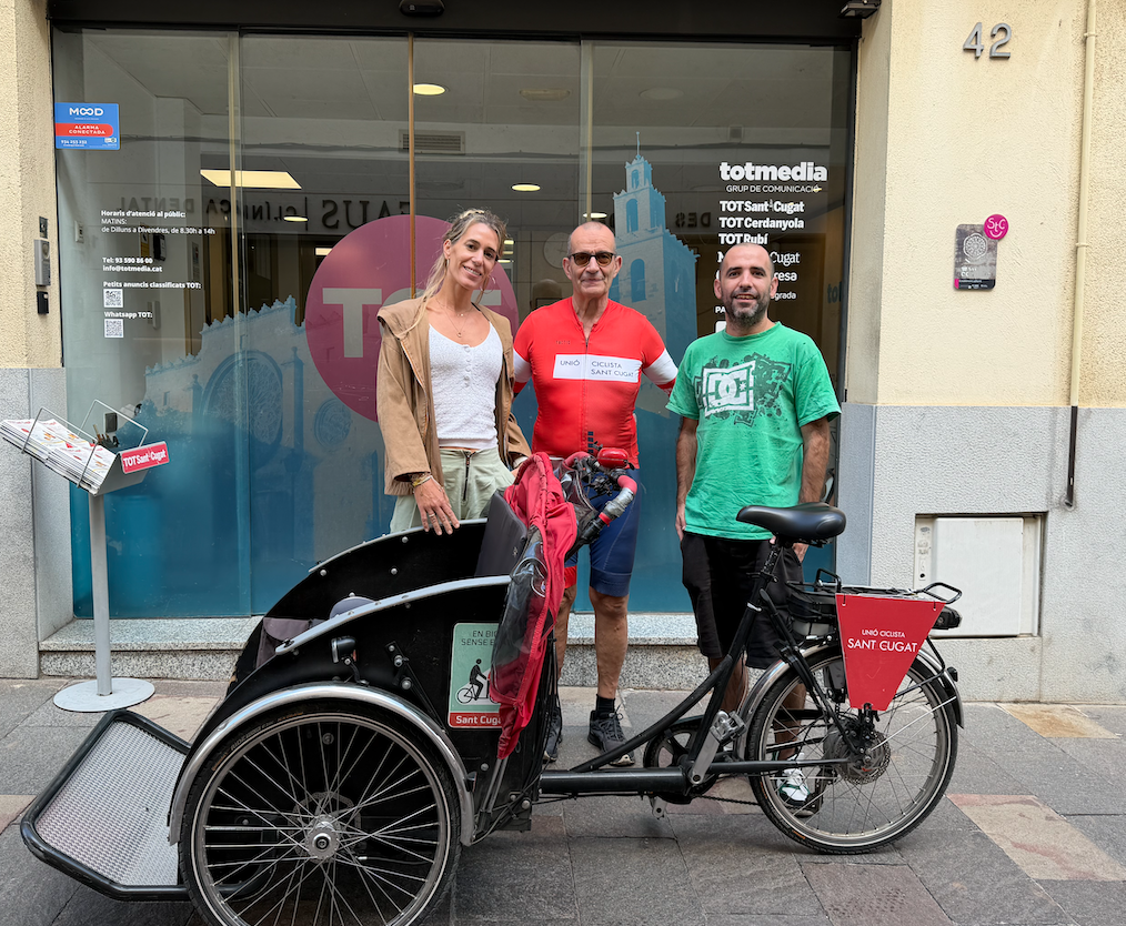 Laura Grau, Oriol Cusó i Nielo Ballart, d'esquerra a dreta, en la renovació del conveni de col·laboració entre la Unió Ciclista Sant Cugat i el TOT Sant Cugat. FOTO: TOT Sant Cugat