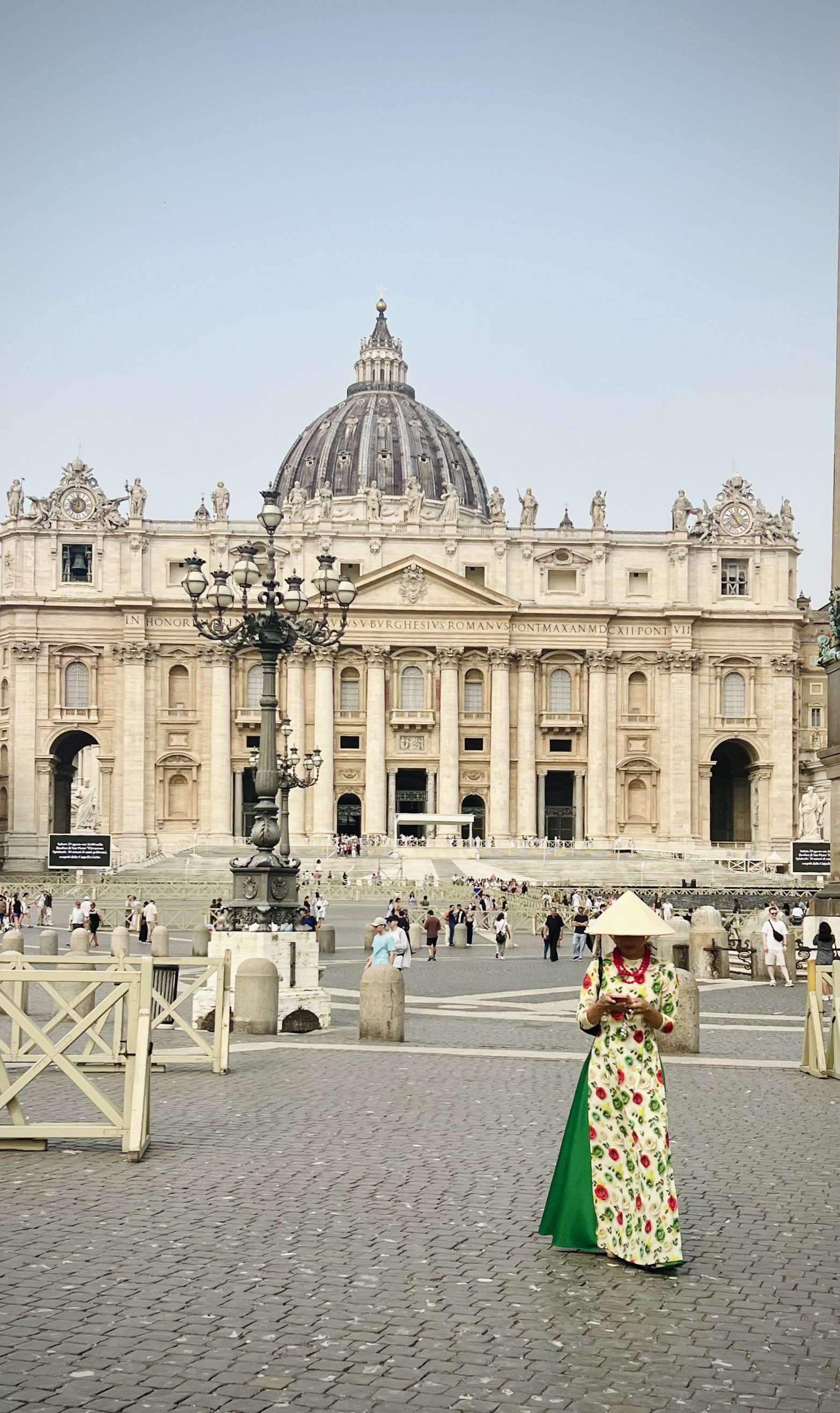 Elegancia … · Vaticano , plaza Sant Pedro Roma , Italia , mujer con áo  dài traje tradicional Vietnamita FOTO: Rossana Tuttavilla